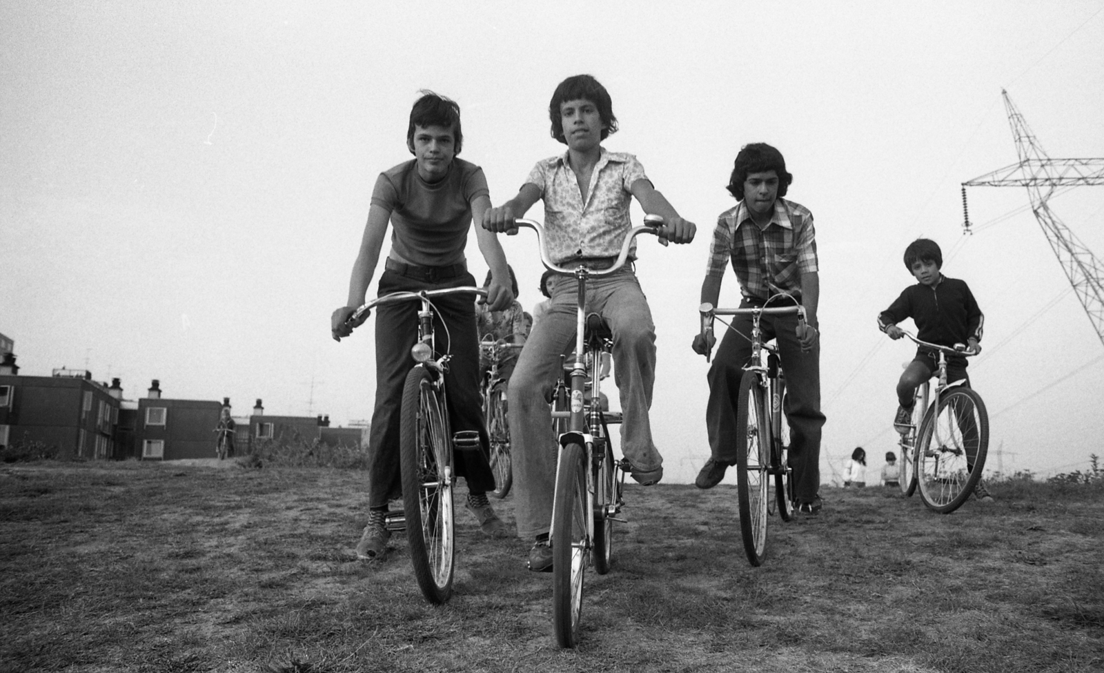 Hungary, Újpalota, Budapest XV., háttérben a Páskom park épületei., 1976, Urbán Tamás, bicycle, youth, Budapest, flared trousers, Fortepan #88773