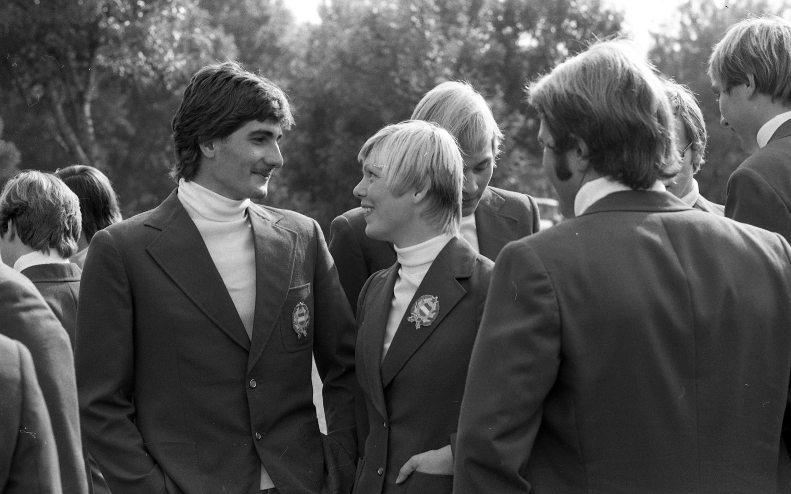Magyarország, Kecskemét, Izsáki út, a magyar búvárúszó válogatott tagjai a fedett uszoda előtt., 1976, Urbán Tamás, sport, Kádár címer, Fortepan #88783