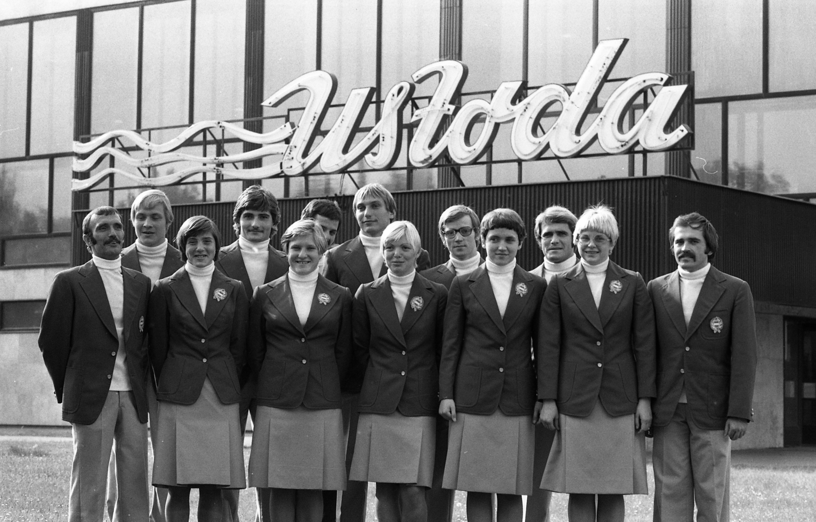 Magyarország, Kecskemét, Izsáki út, a magyar búvárúszó válogatott a fedett uszoda előtt., 1976, Urbán Tamás, sport, neon felirat, Fortepan #88785