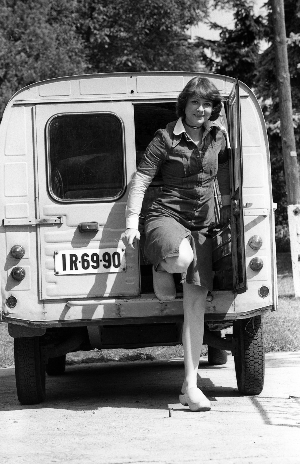Magyarország, Katona Klári énekesnő., 1976, Urbán Tamás, híres ember, francia gyártmány, Citroen-márka, rendszám, Citroen 2CV Furgoneta, Fortepan #88793