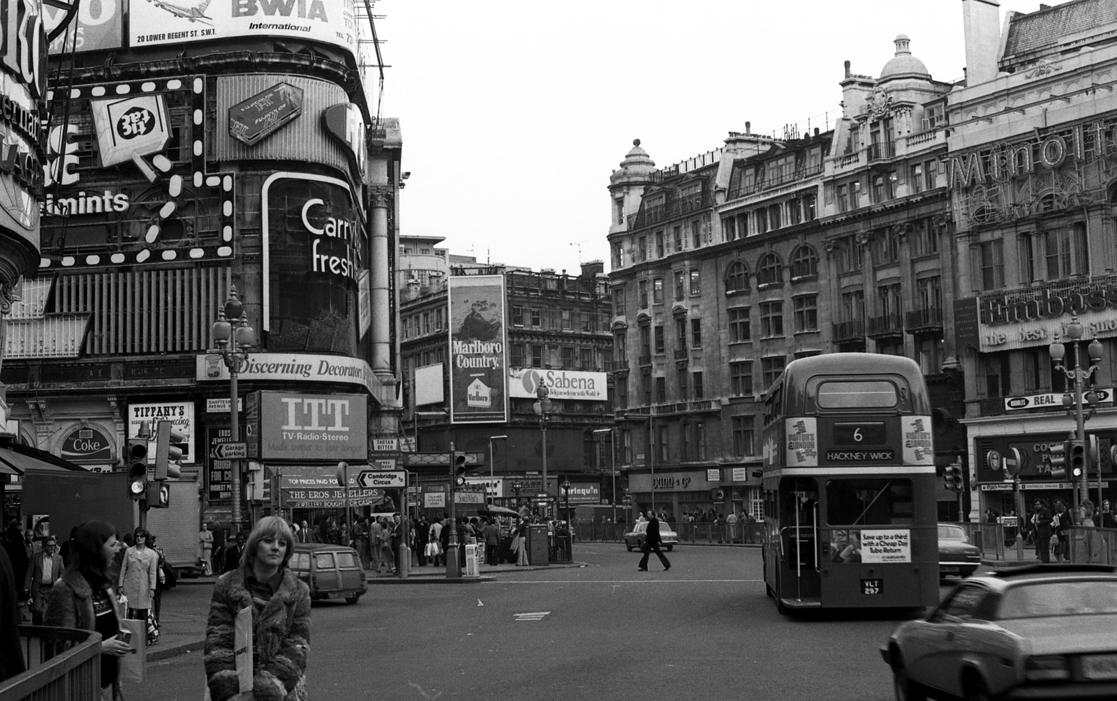 Egyesült Királyság, London, Piccadilly Circus, balra a Shaftesbury Avenue torkolata., 1976, Urbán Tamás, reklám, emeletes autóbusz, Fortepan #88799