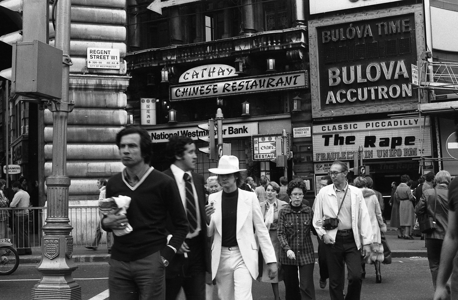 Egyesült Királyság, London, Piccadilly Circus, balra a Regent Street, szemben a Glasshouse Street torkolata., 1976, Urbán Tamás, étterem, utcanévtábla, Fortepan #88801
