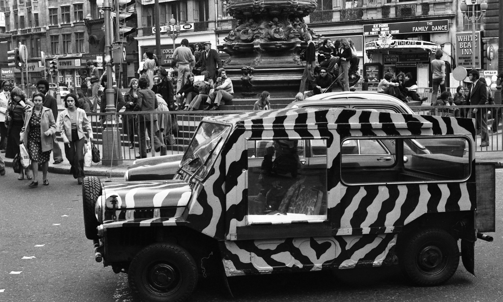 Egyesült Királyság, London, Piccadilly Circus a Shaftesbury Memorial Fountain talapzatánál., 1976, Urbán Tamás, automobil, zebra, Fortepan #88806
