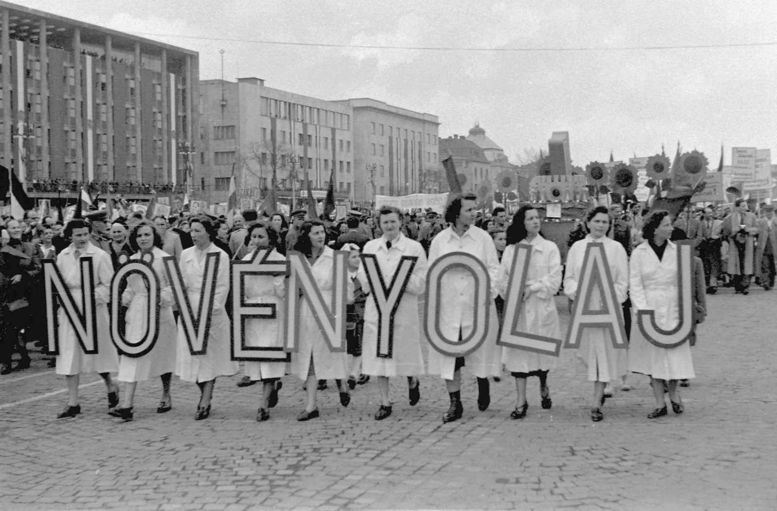 Hungary, Budapest XIV.,Budapest VII., a mai Ötvenhatosok tere (Sztálin tér), május 1-i felvonulás, háttérben a Dózsa György út házsora., 1954, Magyar Rendőr, political decoration, march, 1st of May parade, overall, Budapest, Fortepan #8881