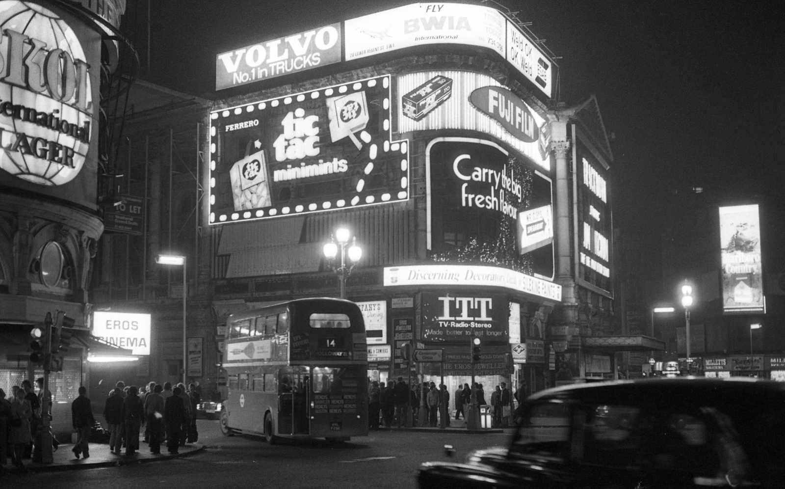 Egyesült Királyság, London, Piccadilly Circus, balra a Shaftesbury Avenue torkolata., 1976, Urbán Tamás, autóbusz, Volvo-márka, éjszaka, emeletes autóbusz, Fortepan #88813