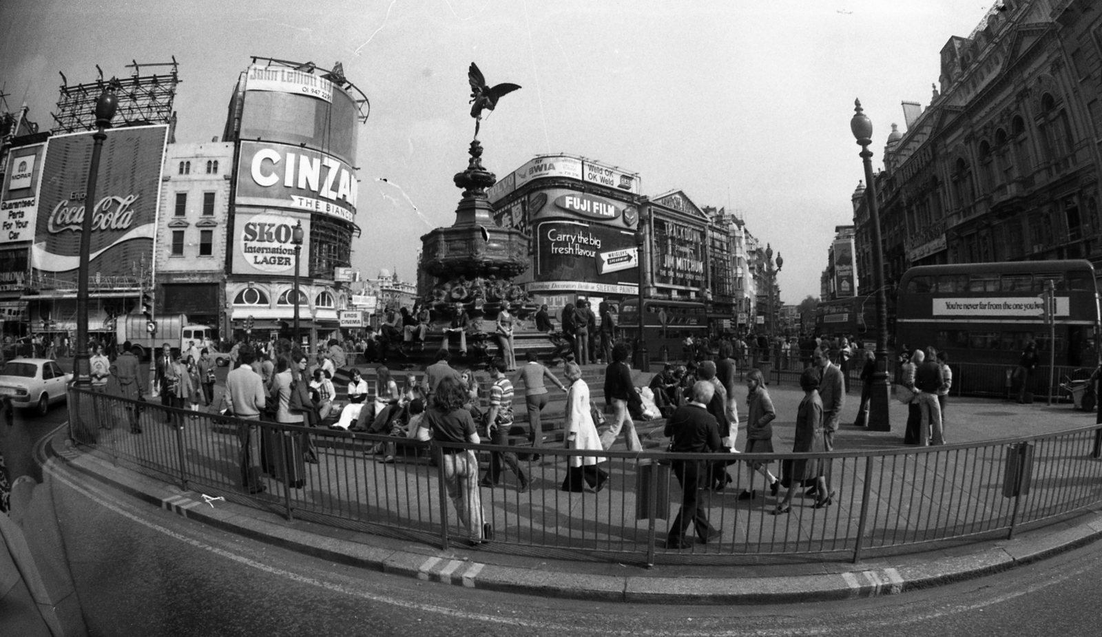 Egyesült Királyság, London, Piccadilly Circus, Shaftesbury Memorial Fountain. Szemben a Shaftesbury Avenue és a Coventry Street., 1976, Urbán Tamás, szobor, emeletes autóbusz, díszkút, Cinzano-márka, Alfred Gilbert-terv, Anterósz-ábrázolás, Fortepan #88832