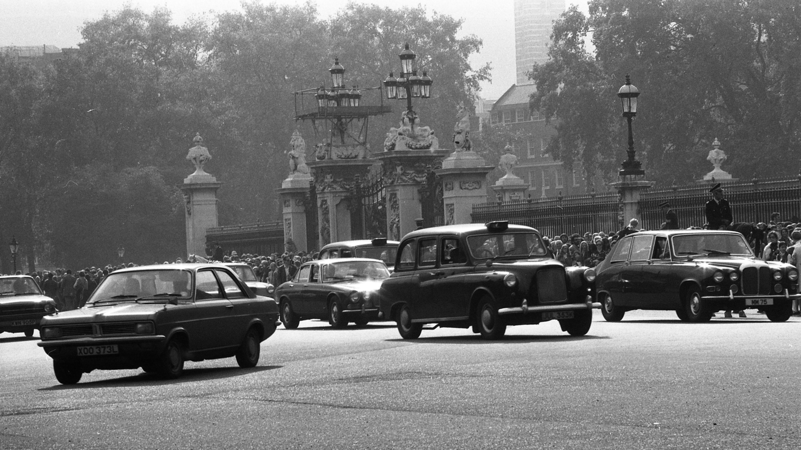Egyesült Királyság, London, a Buckingham Palota oldalkapuja, balra a Spur Road., 1976, Urbán Tamás, taxi, Fortepan #88833