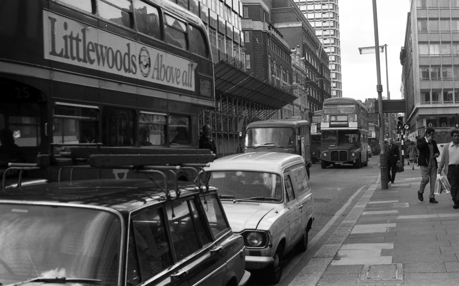 Egyesült Királyság, London, Oxford Street a Bloomsbury Street-től a Charing Cross Road felé nézve. Jobbra a Dyott Street torkolata., 1976, Urbán Tamás, utcakép, emeletes autóbusz, Fortepan #88834