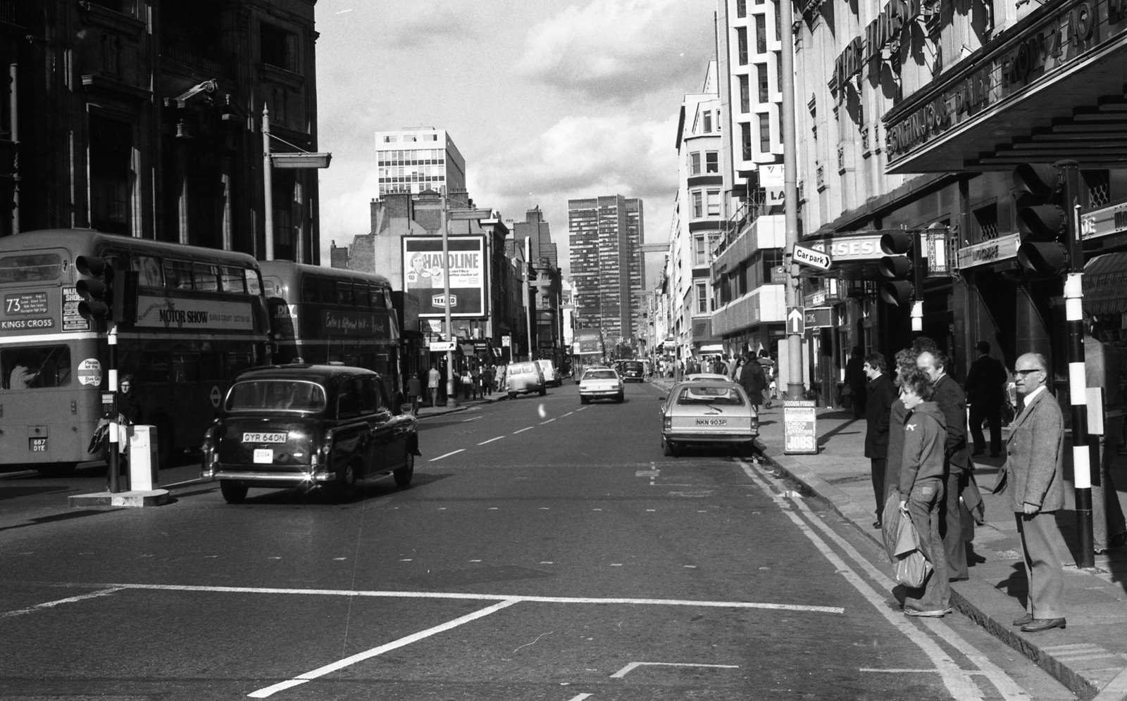 Egyesült Királyság, London, Tottenham Court Road az Euston Tower felé nézve., 1976, Urbán Tamás, utcakép, emeletes autóbusz, gyalogátkelő, Fortepan #88835