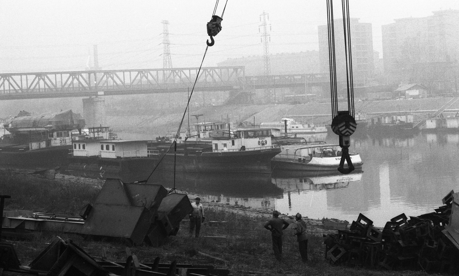 Magyarország, Budapest XIII.,Budapest IV., Népsziget, Újpesti-öböl, háttérben az Újpesti vasúti híd., 1976, Urbán Tamás, hajó, híd, daru, vontatóhajó, köd, 351. sz. Állóhajó/Komárom hajó, Budapest, Fortepan #88851