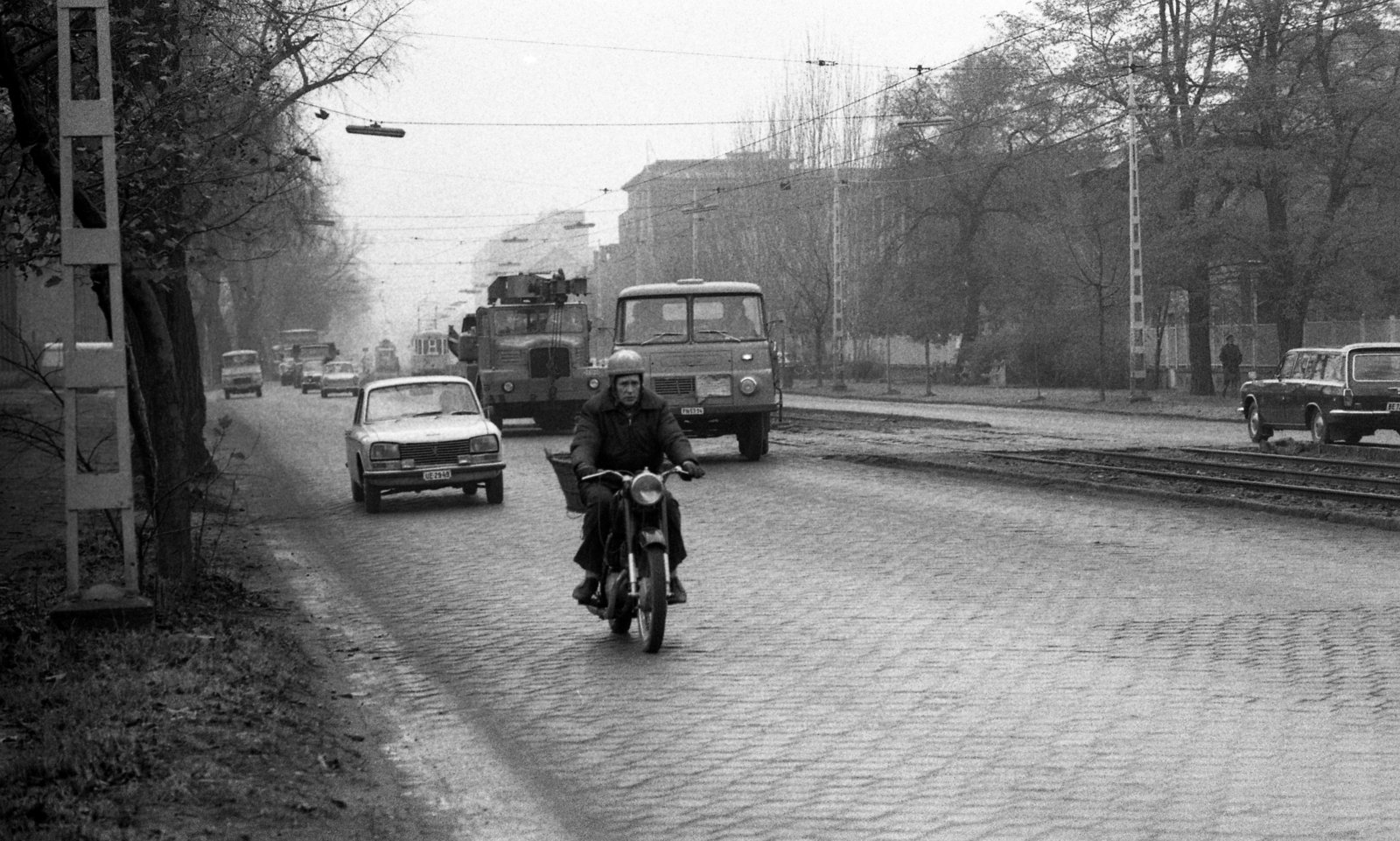 Hungary, Budapest XIII., Váci út a Rozsnyai utcától a Dagály utca felé nézve., 1976, Urbán Tamás, traffic, German brand, motorcycle, commercial vehicle, street view, Robur-brand, French brand, automobile, Peugeot-brand, Budapest, Fortepan #88882