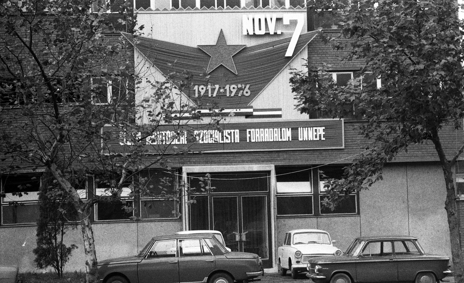 Magyarország, Budapest XIII., Váci út 168/a, a Csavargyár igazgatósági épülete., 1976, Urbán Tamás, NSU Prinz, Budapest, politikai dekoráció, Fortepan #88886