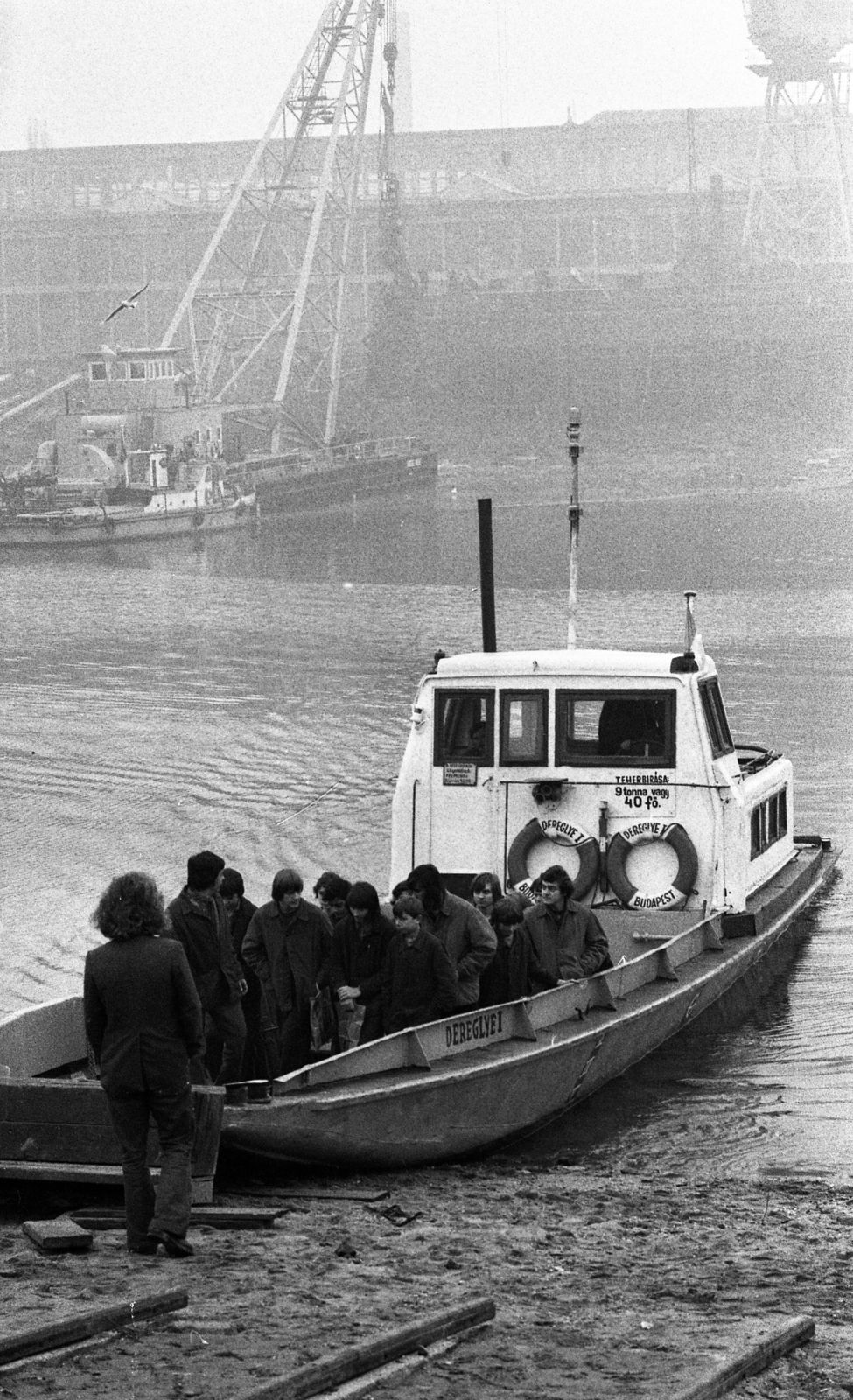 Magyarország, Budapest XIII., Népsziget, az Újpesti-öböl túlpartján a Magyar Hajó- és Darugyár Angyalföldi Gyáregysége., 1976, Urbán Tamás, hajó, daru, úszódaru, Táncsics Mihály úszódaru, Budapest, Dereglye I. hajó, Újpest hajó, Fortepan #88896