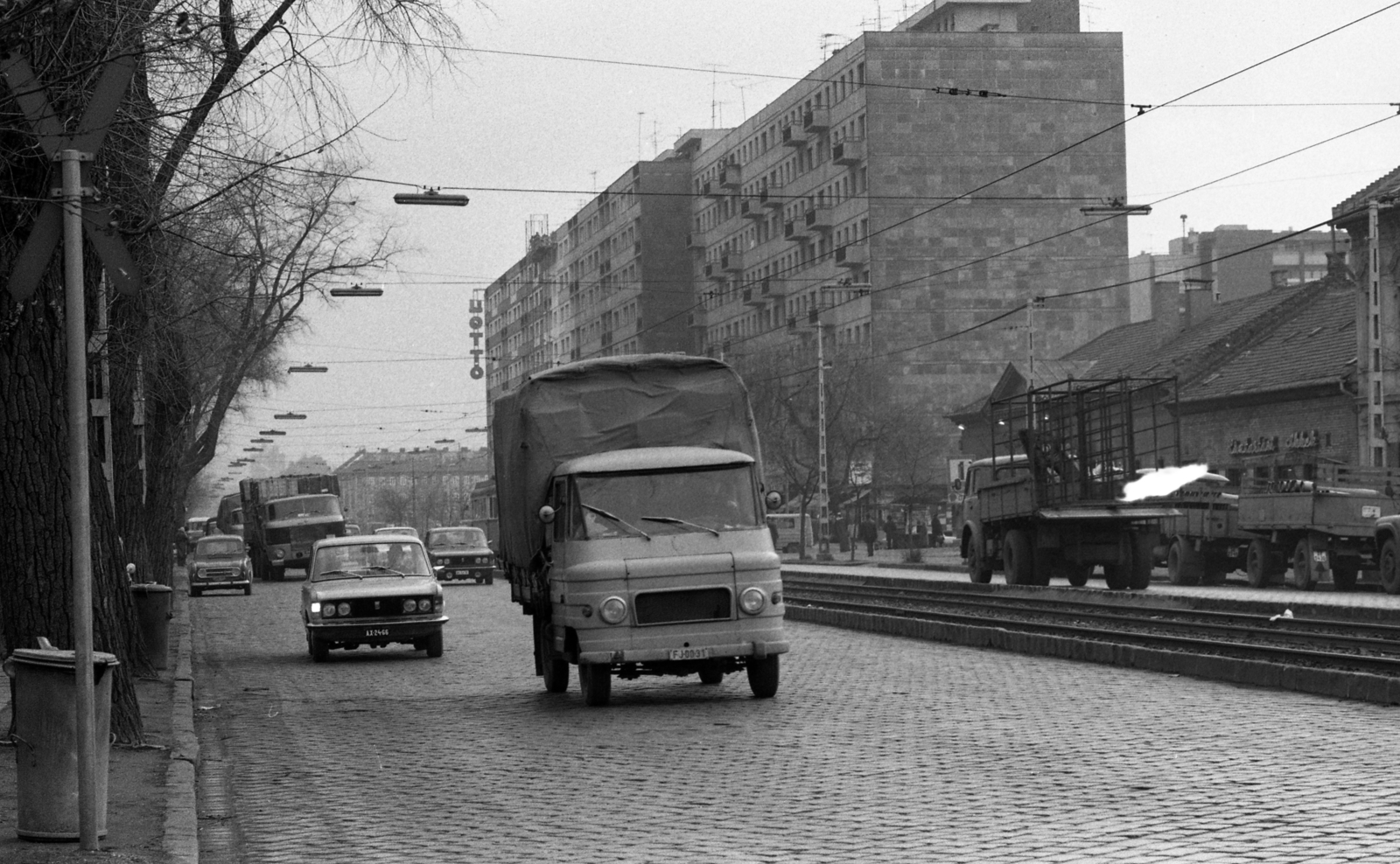 Magyarország, Budapest XIII., Váci út a Róbert Károly körút felé nézve, jobbra a Dagály utca torkolata., 1976, Urbán Tamás, forgalom, teherautó, utcakép, Polski Fiat-márka, Zuk-márka, lengyel gyártmány, automobil, Renault 4, Polski Fiat 125p, Budapest, Fortepan #88901