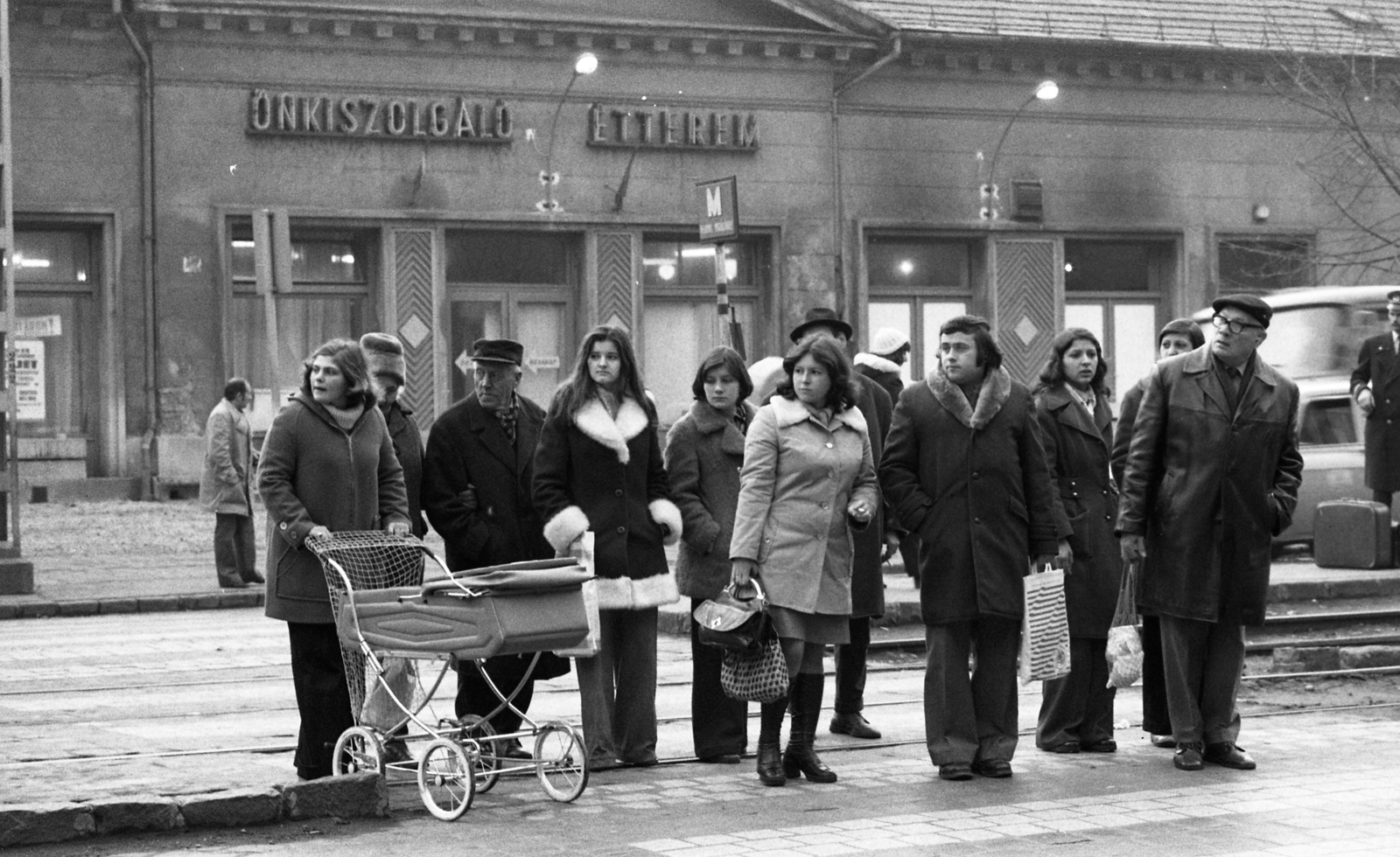 Magyarország, Budapest XIII., Dagály utcai villamosmegálló, háttérben a Váci út 140., 1976, Urbán Tamás, babakocsi, étterem, önkiszolgáló, neon felirat, Budapest, Fortepan #88905