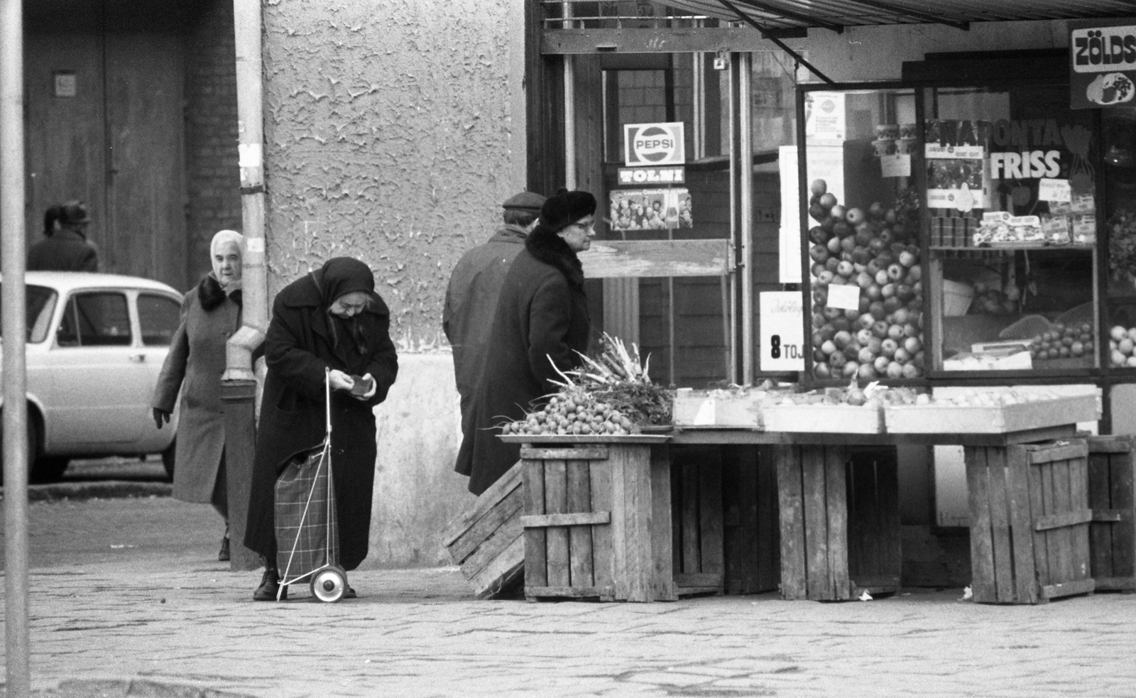 Magyarország, Budapest XIII., Váci út - Forgách utca sarok., 1976, Urbán Tamás, láda, zöldséges, idős ember, Budapest, bevásárlókocsi, Pepsi-márka, Fortepan #88908