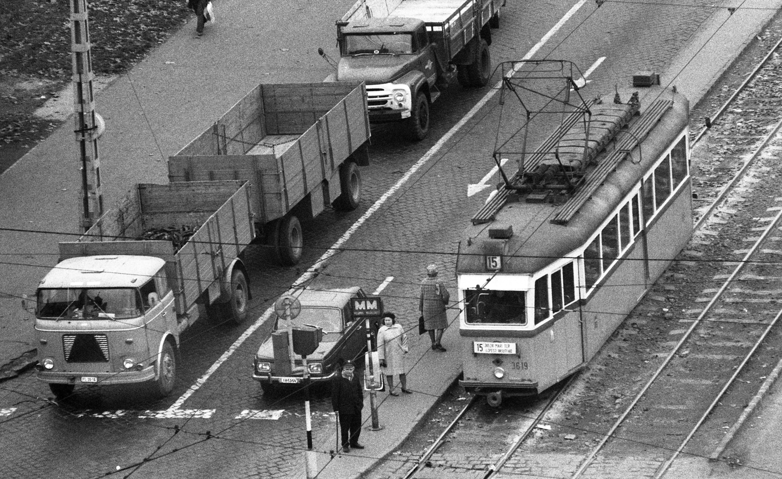 Magyarország, Budapest XIII., Váci út a Dráva utcánál., 1976, Urbán Tamás, villamos, villamosmegálló, ZiL-130, viszonylattábla, Ganz TM, Budapest, viszonylatszám, Fortepan #88914