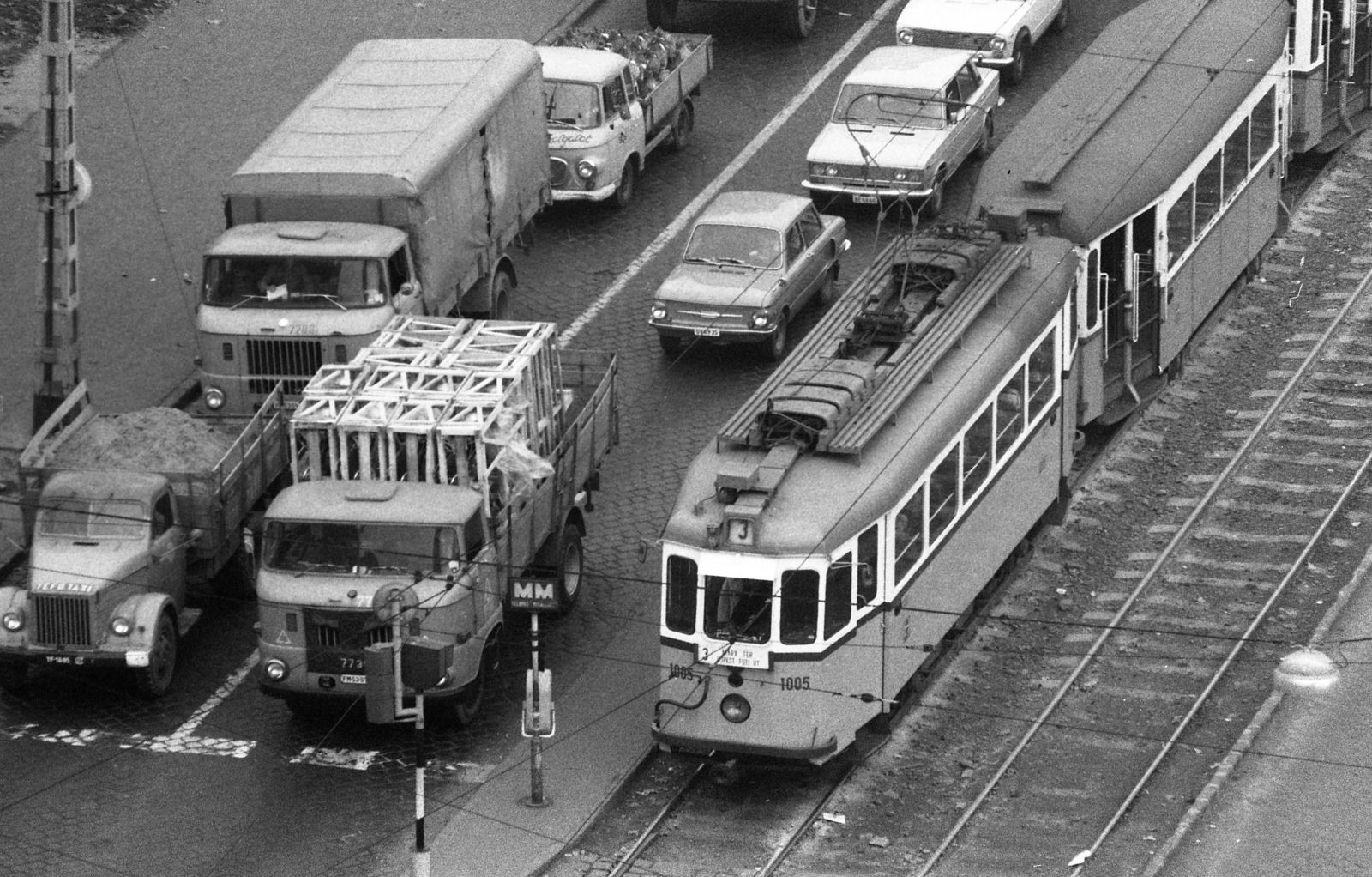 Hungary, Budapest XIII., Váci út a Dráva utcánál., 1976, Urbán Tamás, German brand, Soviet brand, GAZ-brand, commercial vehicle, taxicab, Lada-brand, Barkas-brand, IFA-brand, Zaporozhetz-brand, tram, tram stop, automobile, destination sign, Trailer car, u-haul, Budapest, public transport line number, Fortepan #88915