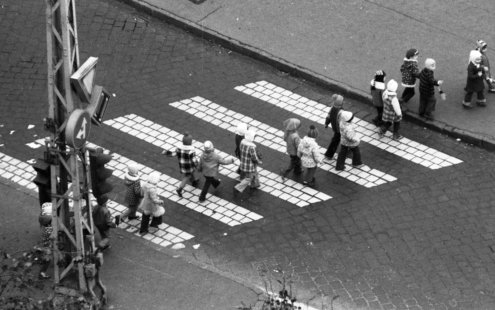 Magyarország, Budapest XIII., Váci út - Dózsa György út sarok a Volga szálló előtt., 1976, Urbán Tamás, sapka, gyerek, jelzőtábla, Budapest, gyalogátkelő, Fortepan #88916