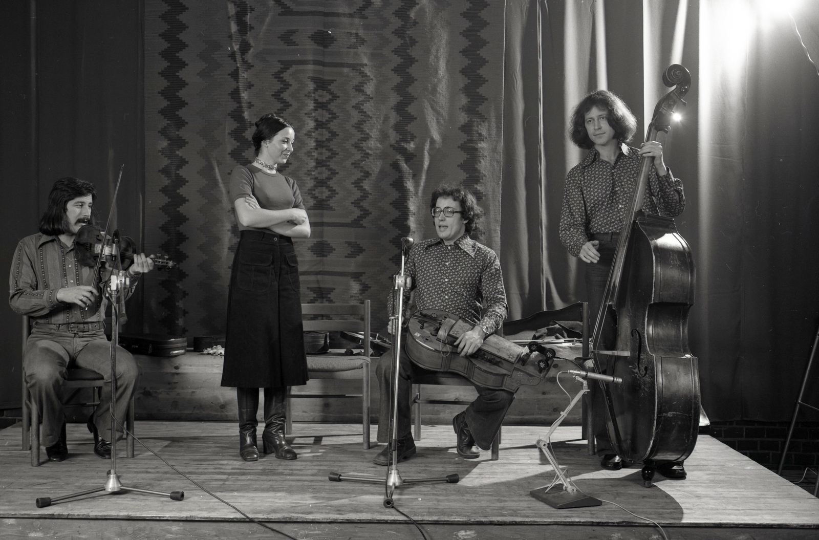 Magyarország, Sebő együttes: Halmos Béla, Sebestyén Márta, a tekerőlanttal Sebő Ferenc, Nagy Albert., 1976, Urbán Tamás, híres ember, zenekar, nagybőgő, mikrofon, színpad, hangszer, karba tett kéz, hegedű, nyenyere, Fortepan #88936