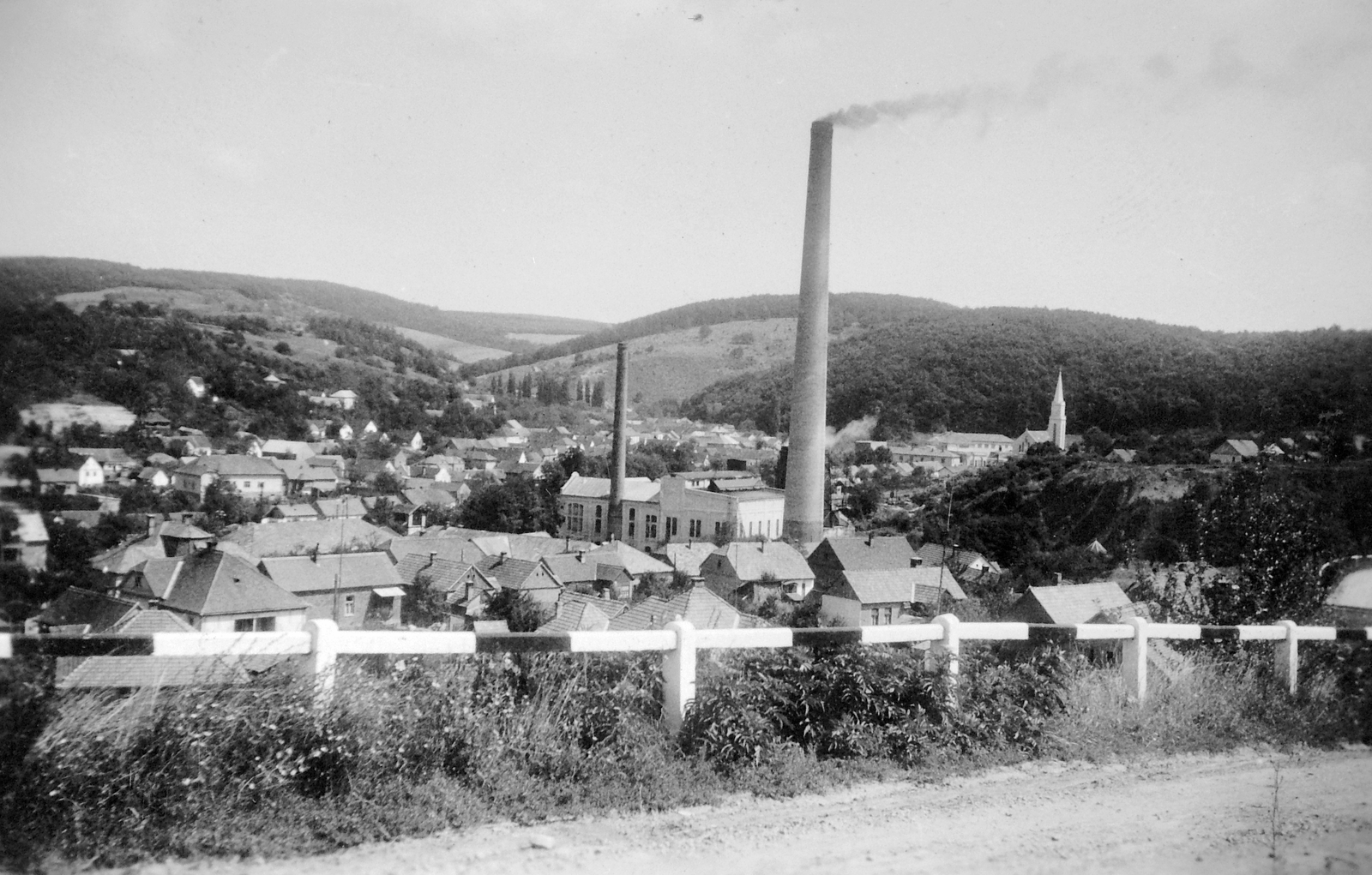 Hungary, Komló, látkép a Pécsi út régi temetői kanyarja felől., 1940, Fortepan, church, Catholic Church, factory chimney, road railings, László Irsy-design, Fortepan #8894