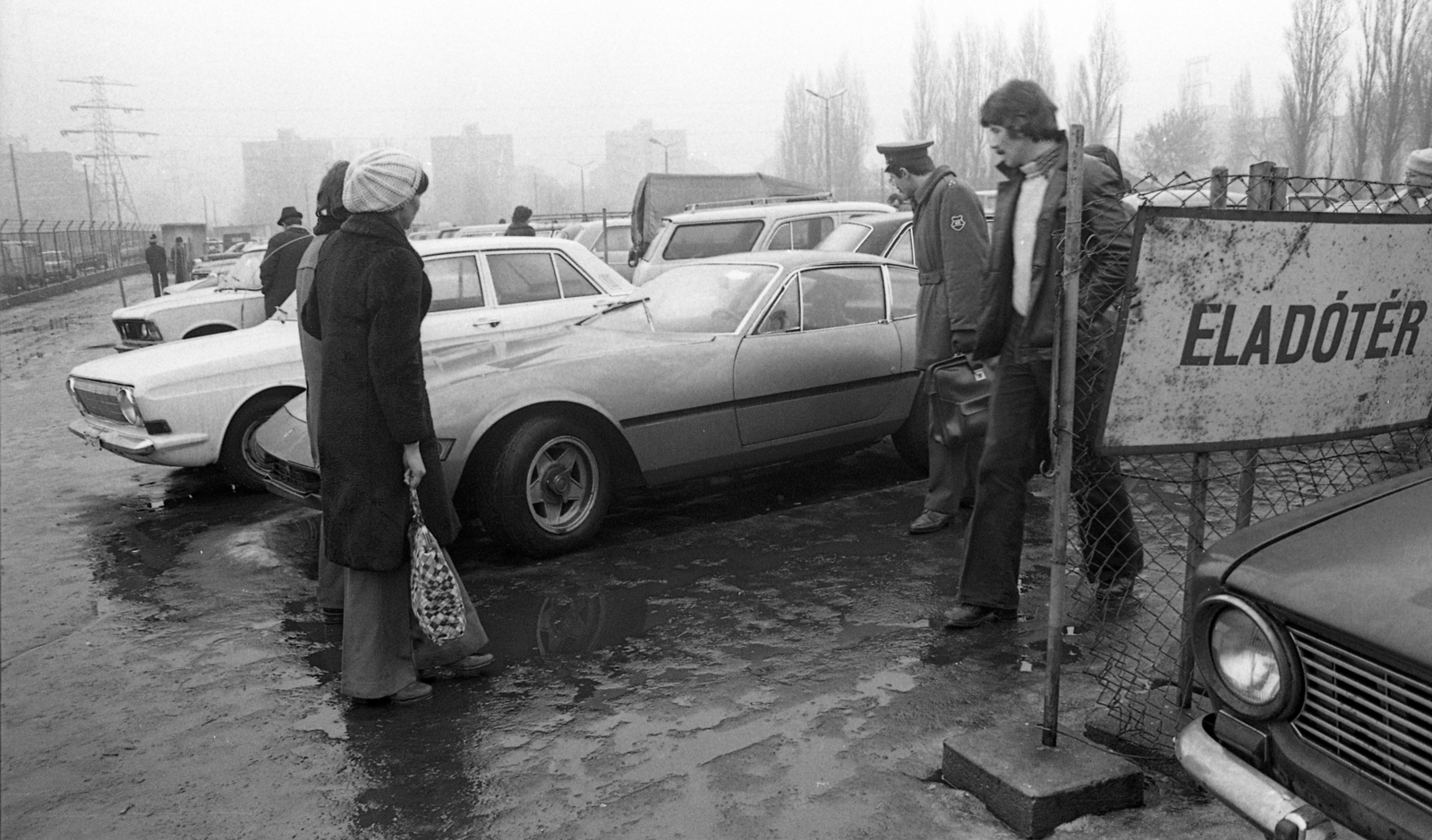 Magyarország, Budapest XIII., Röppentyű utca, a Merkur használtautó-telepe., 1977, Urbán Tamás, Lada-márka, Budapest, Ferrari-márka, Ferrari 365 GTB/4 Daytona, magyar katona, Fortepan #88940