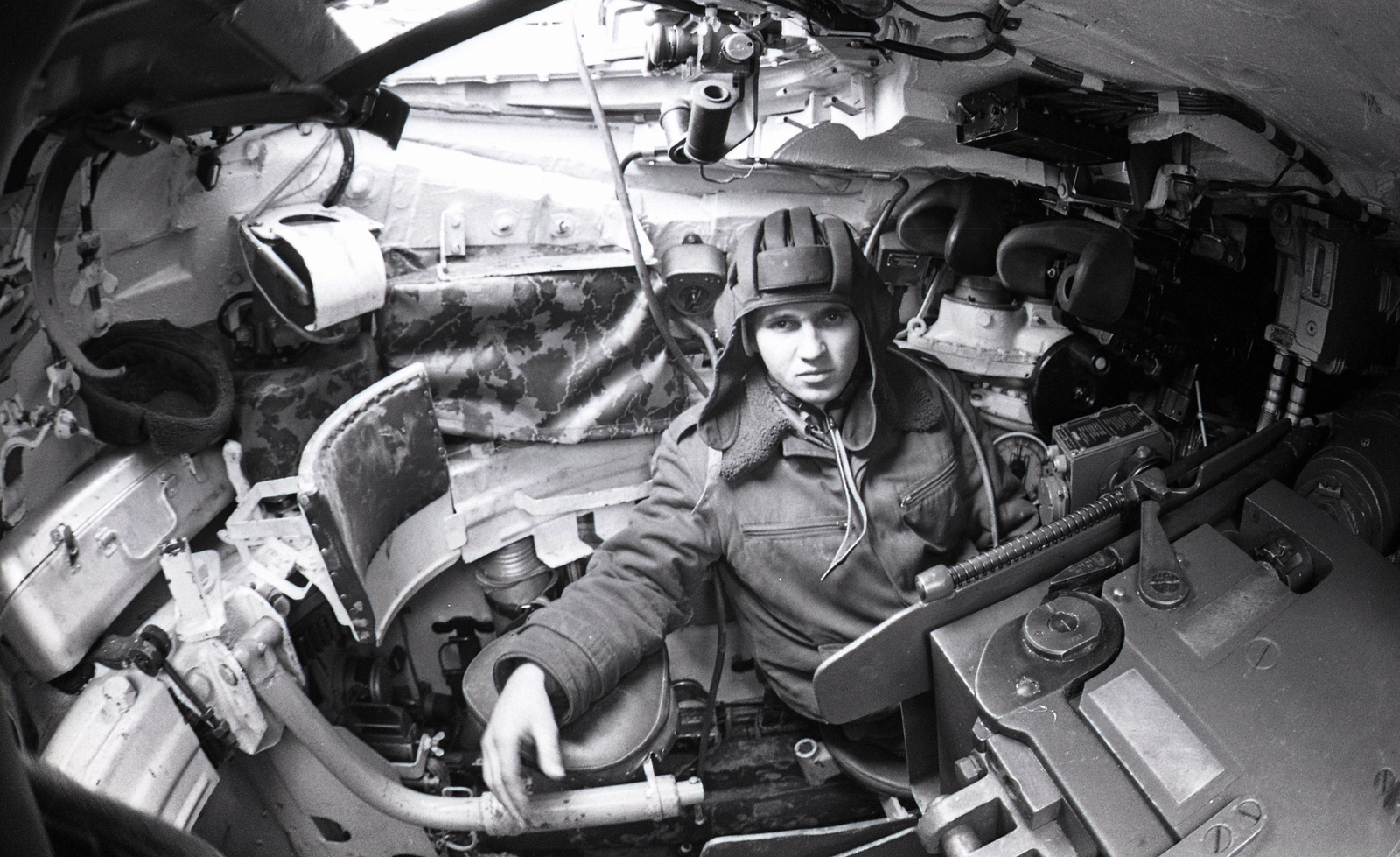 Hungary, Rétság, harckocsizó alakulat kiképzésen., 1977, Urbán Tamás, tank, interior, tank crew member, Fortepan #88946