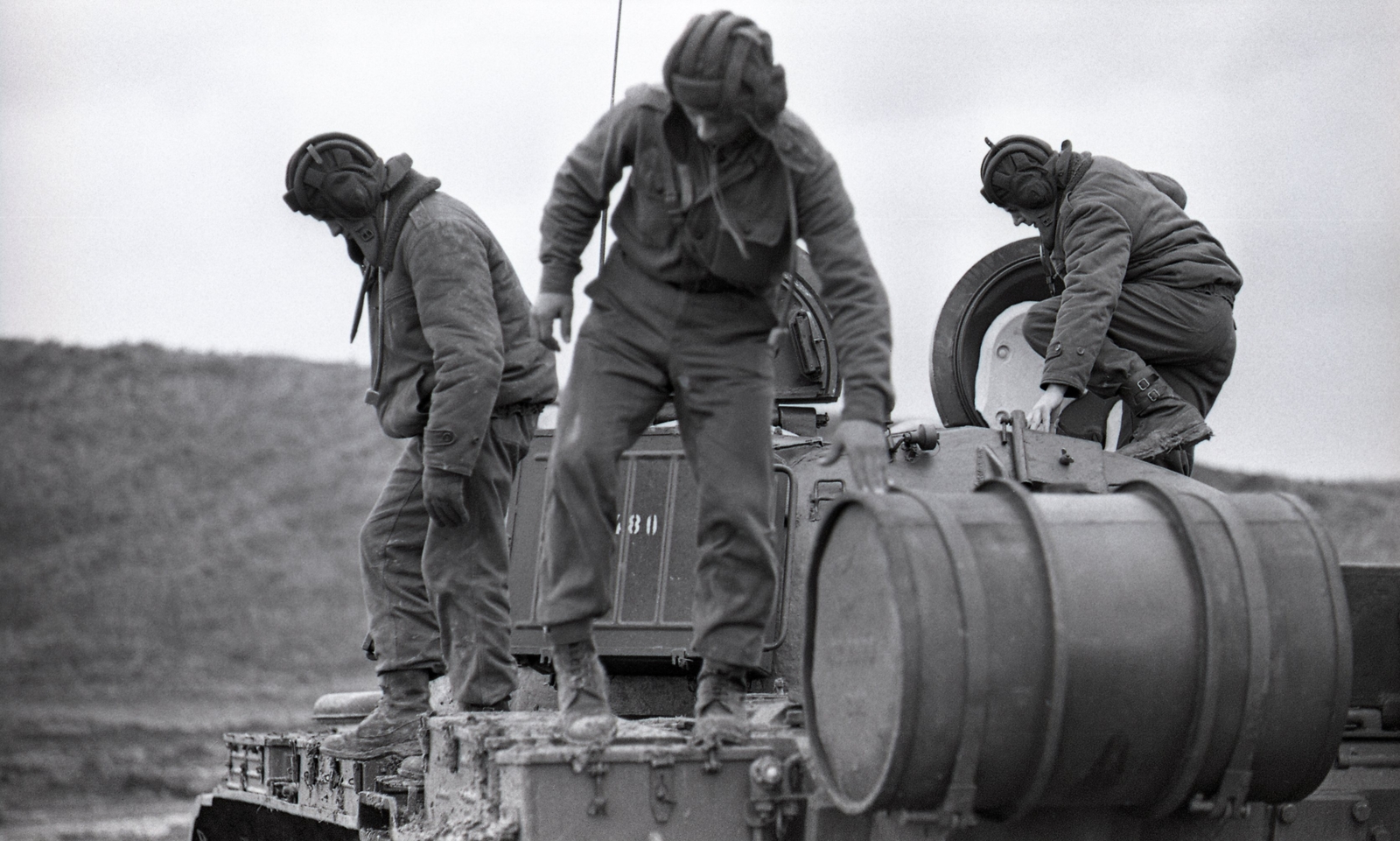 Hungary, Rétság, harckocsizó alakulat kiképzésen., 1977, Urbán Tamás, uniform, tank, soldier, Hungarian soldier, tank crew member, container, Fortepan #88947