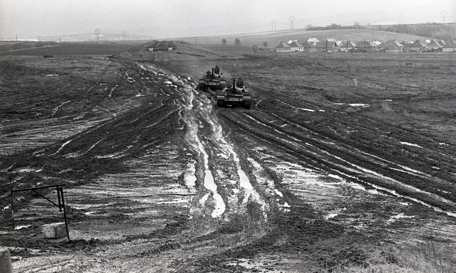 Hungary, Rétság, harckocsizó alakulat kiképzésen., 1977, Urbán Tamás, tank, mud, Fortepan #88948