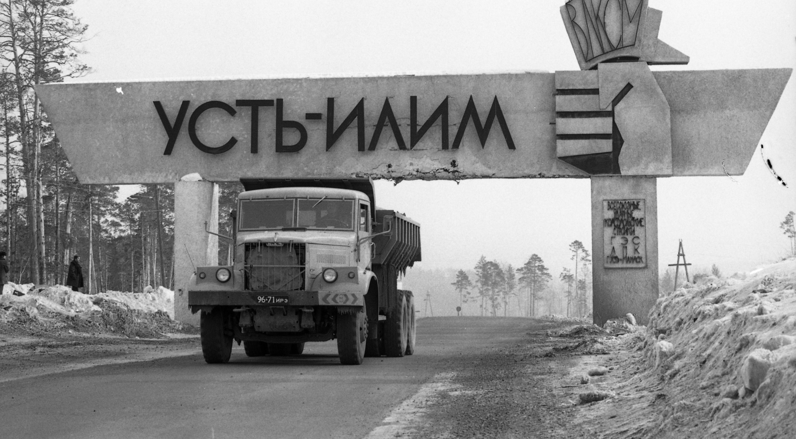 Oroszország, Uszty Ilimszk, 1977, Urbán Tamás, Szovjetunió, teherautó, cirill írás, helységnév tábla, Fortepan #88960