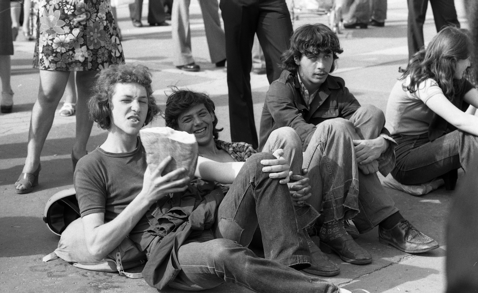 Hungary, Eger, Dobó tér, résztvevők a Gárdonyi Géza Diáknapok rendezvényén., 1977, Urbán Tamás, beat era, youth, loaf of bread, hippie, sitting on the ground, Fortepan #88976