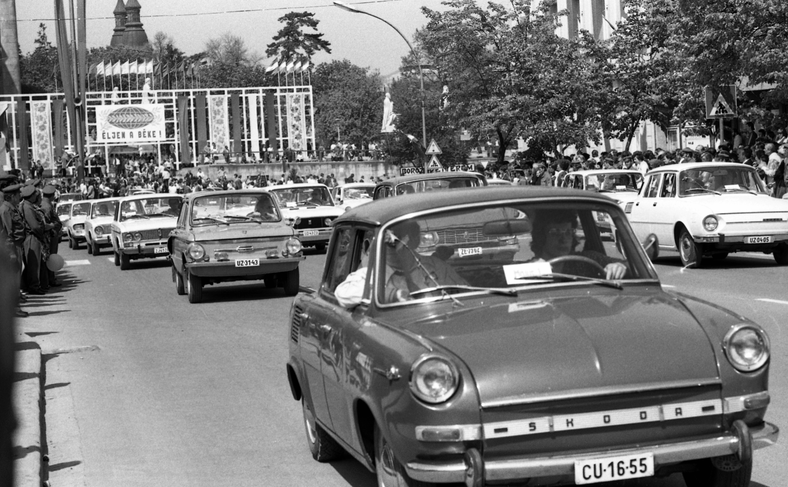 Hungary, Eger, Hatvani kapu (Lenin) tér, háttérben az Eszterházy (Szabadság) tér, jobbra a Líceum., 1977, Urbán Tamás, Skoda-brand, Lada-brand, Zaporozhetz-brand, number plate, Fortepan #88982