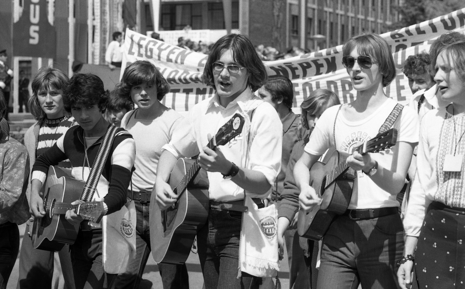 Magyarország, Eger, Hatvani kapu (Lenin) tér, a Gárdonyi Géza Diáknapok résztvevői a május 1-i felvonuláson., 1977, Urbán Tamás, fiatalság, gitár, Fortepan #88983