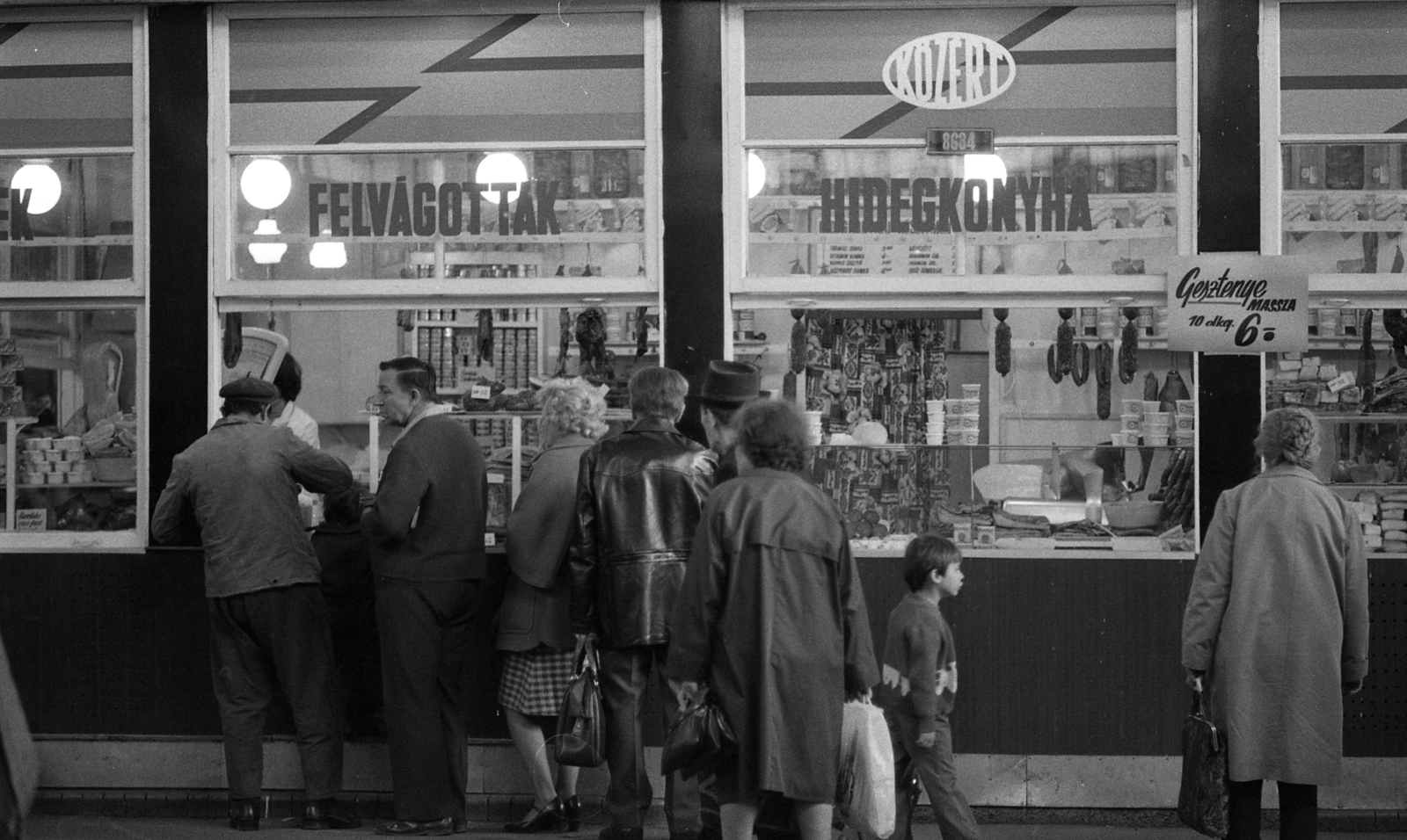 Hungary, Budapest VIII., Rákóczi tér, vásárcsarnok., 1977, Urbán Tamás, standing in line, market hall, shop interior, Budapest, Fortepan #88987