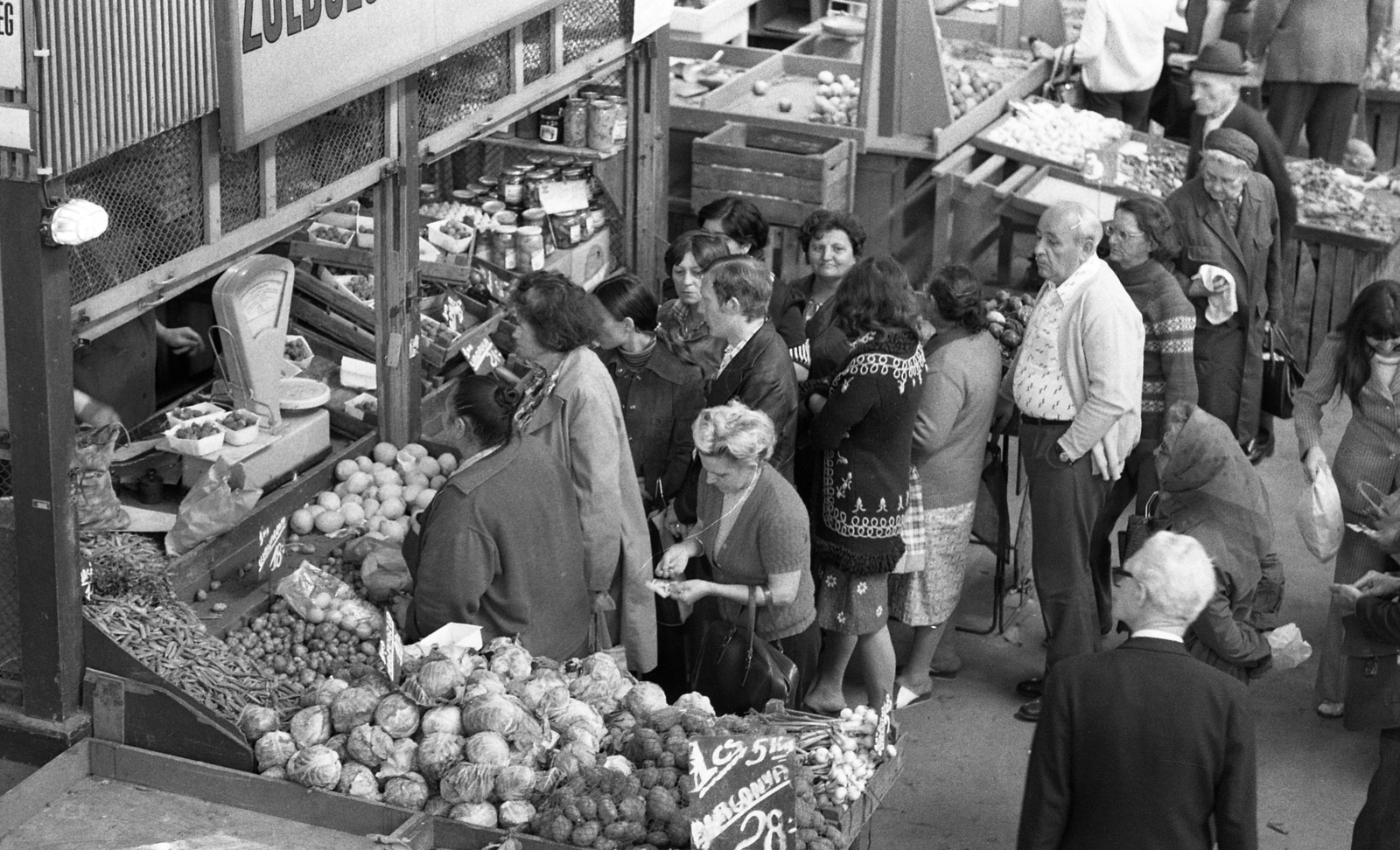 Magyarország, Budapest VIII., Rákóczi tér, vásárcsarnok., 1977, Urbán Tamás, tömeg, sorbanállás, vásárcsarnok, üzletbelső, Budapest, Fortepan #88989