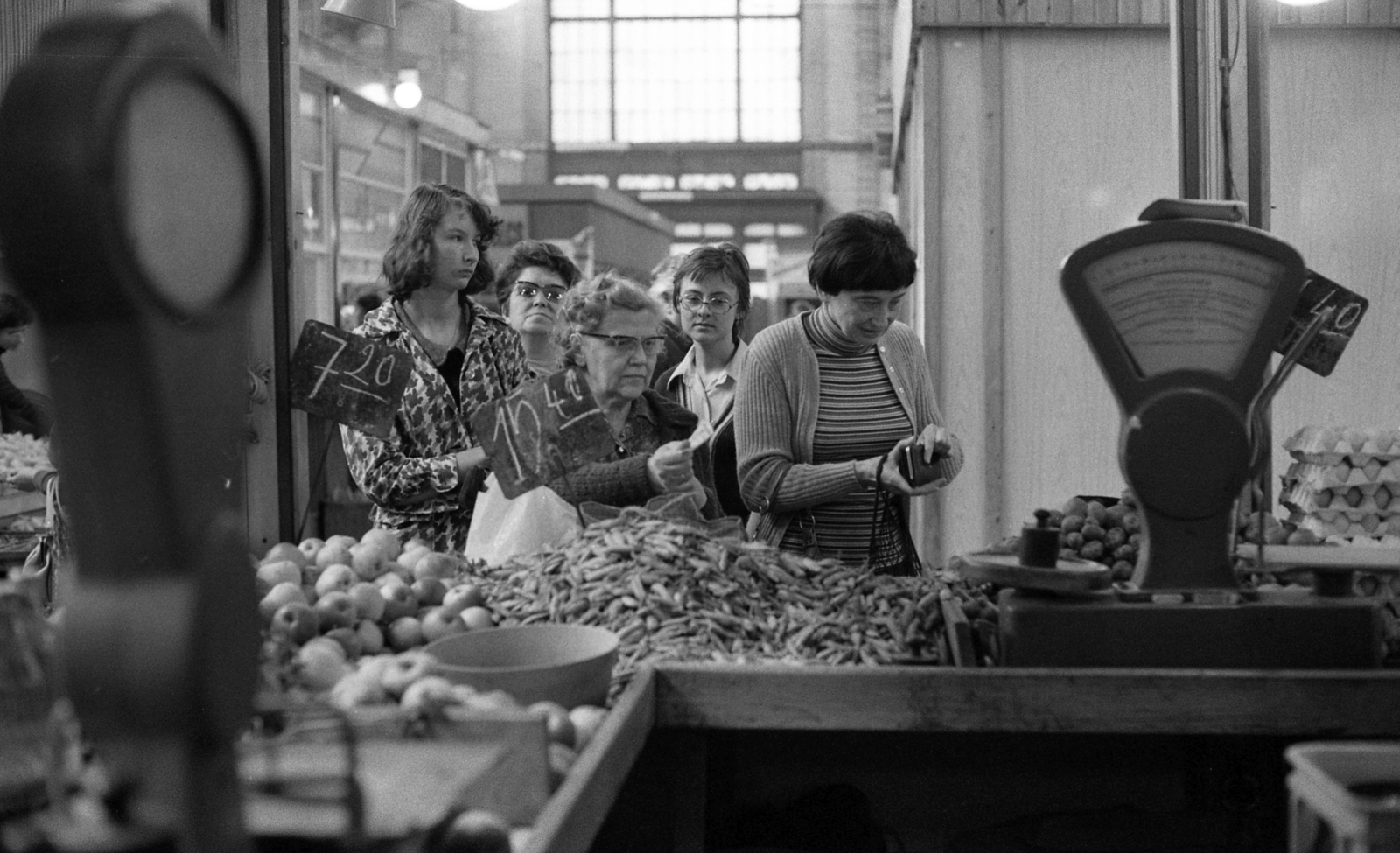 Hungary, Budapest VIII., Rákóczi tér, vásárcsarnok., 1977, Urbán Tamás, greengrocer, Budapest, Fortepan #88994