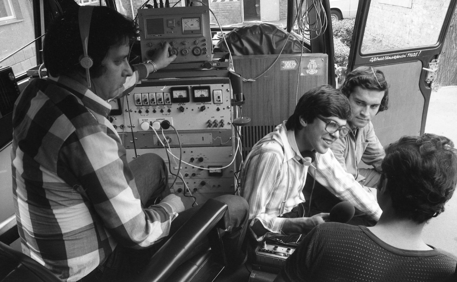 Hungary, a Magyar Rádió közvetitőkocsija, készül a vasárnap délutáni Táskarádió című műsor., 1977, Urbán Tamás, Hungarian Radio, transmission, Fortepan #88998