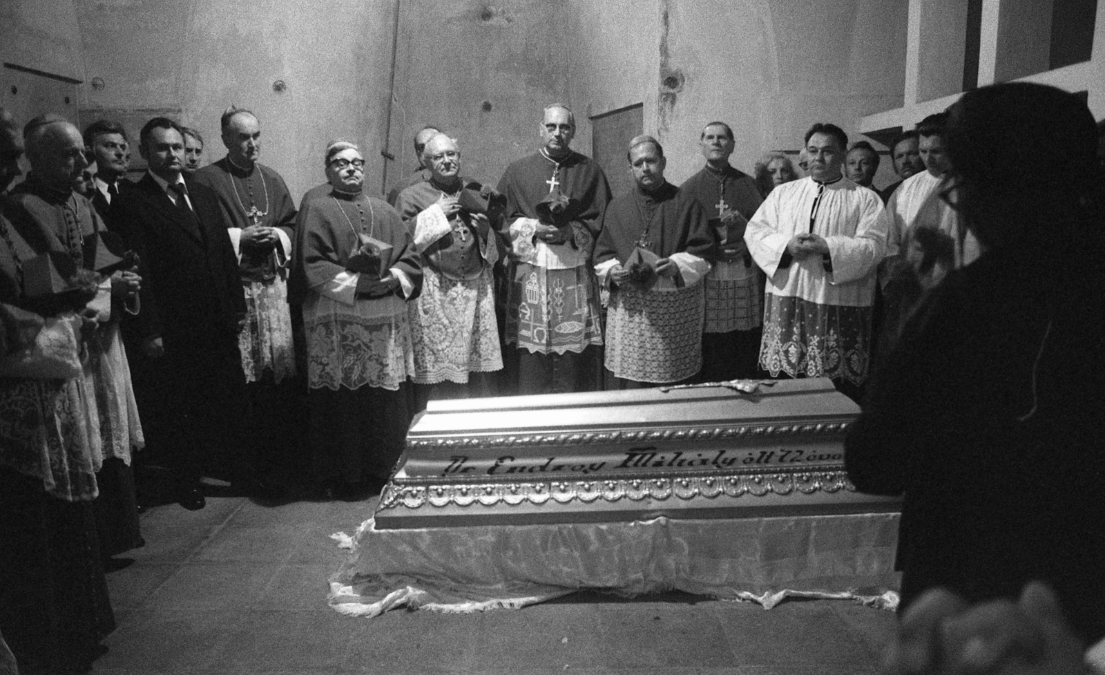 Magyarország, Vác, a Nagyboldogasszony-székesegyház altemploma, dr. Endrey Mihály váci püspök temetése. Balra öltönyben Straub István, az Állami Egyházügyi Hivatal elnök-helyettese, tőle jobbra: Kacziba József volt győri megyéspüspök, Udvardy József csanádi megyéspüspök, Pataky Kornél győri megyéspüspök, Kádár László veszprémi megyéspüspök, Fábián Árpád szombathelyi megyéspüspök, Kisberk Imre székesfehérvári megyéspüspök, Tóth János esperes., 1977, Urbán Tamás, pap, temetés, katolikus, koporsó, egyházi méltóság, szertartás, Fortepan #89014