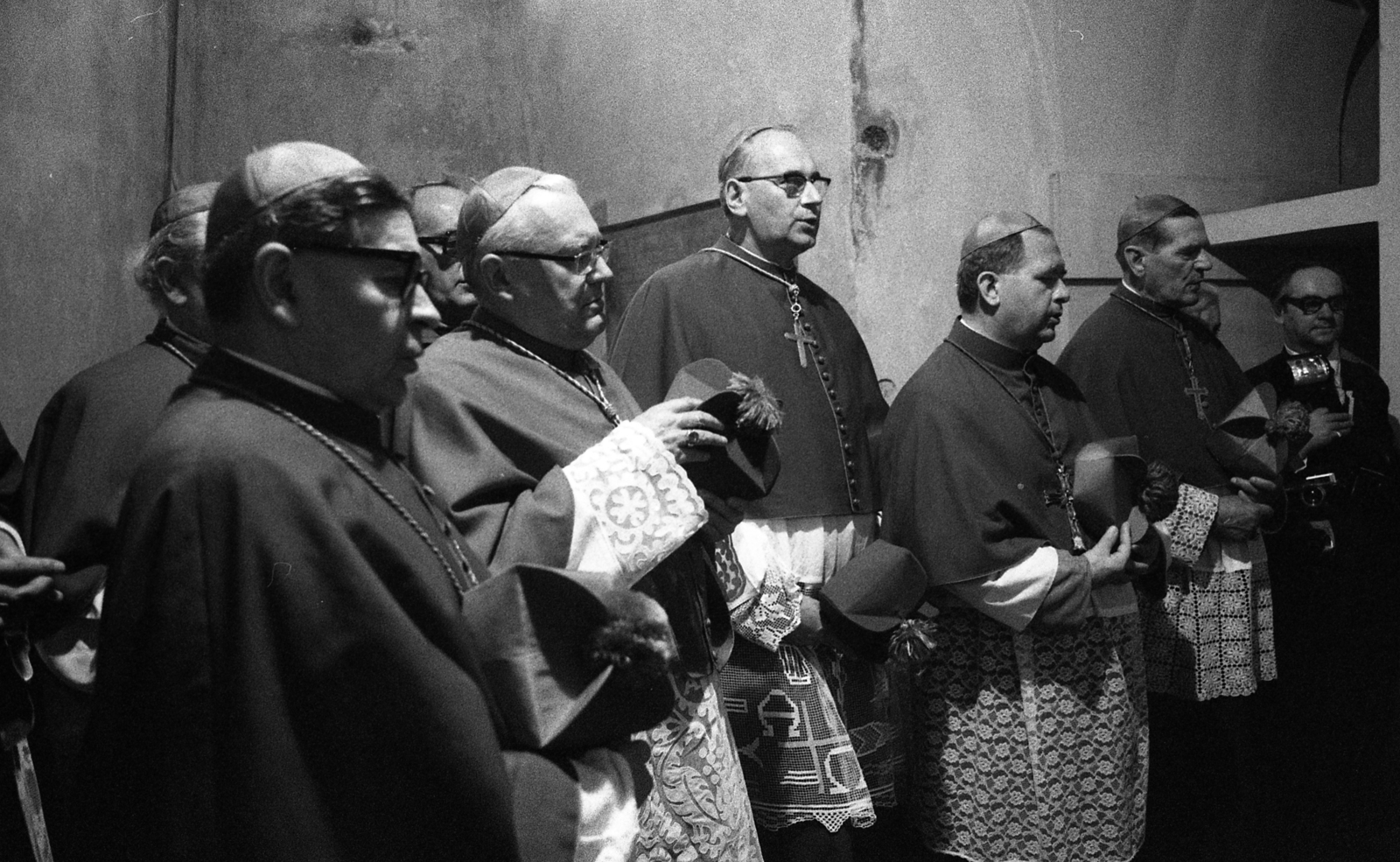 Hungary, Vác, a Nagyboldogasszony-székesegyház altemploma, dr. Endrey Mihály váci püspök temetése. Balról jobbra: Udvardy József csanádi megyéspüspök, ?, Kádár László veszprémi megyéspüspök, Fábián Árpád szombathelyi megyéspüspök, Kisberk Imre székesfehérvári megyéspüspök., 1977, Urbán Tamás, funeral, Catholic Church, bishop, ritual, Fortepan #89015