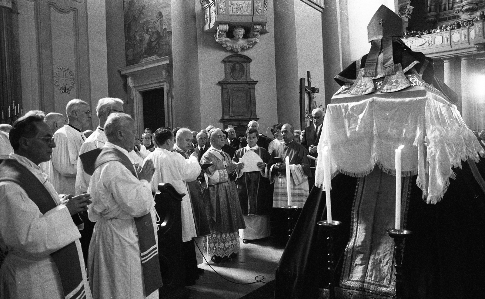 Hungary, Vác, Nagyboldogasszony-székesegyház, dr. Endrey Mihály váci püspök ravalata. A szertartást Lékai László bíboros végzi, balján a süveggel Bábel Balázs, ma kalocsa-kecskeméti érsek., 1977, Urbán Tamás, priest, funeral, Catholic Church, bishop, Cathedral, miter, ritual, Fortepan #89018