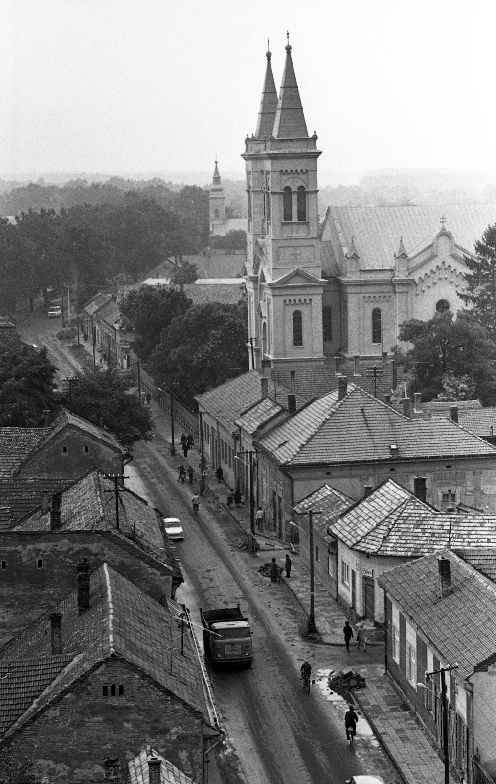 Hungary, Hajdúböszörmény, kilátás a református templom tornyából az Újvárosi utca felé. Szemben a görögkatolikus, távolabb a katolikus templom., 1977, Urbán Tamás, architecture, Greek Catholic, Fortepan #89026