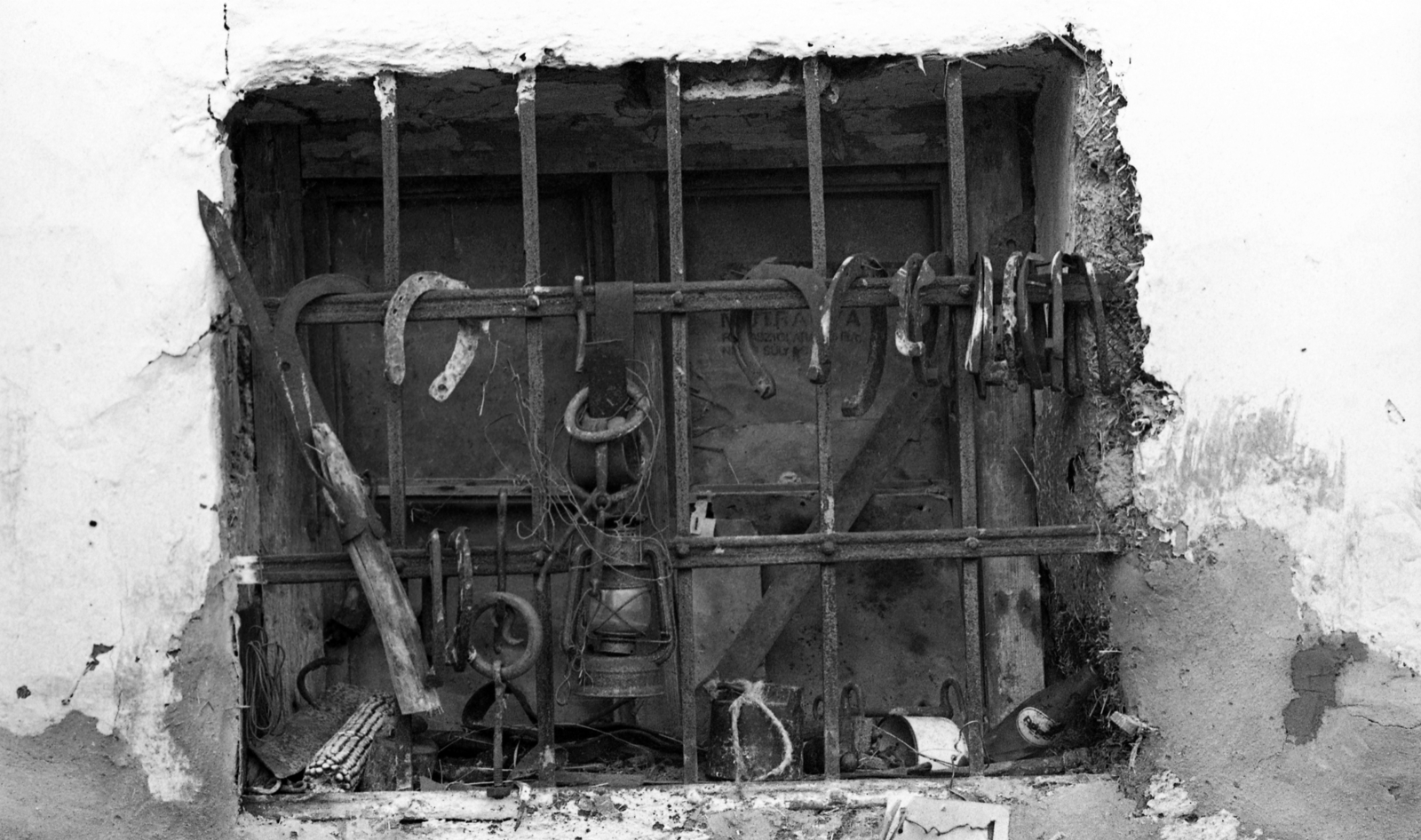 Hungary, 1977, Urbán Tamás, safety lamp, horseshoe, window bars, still life, hurricane lamp, Fortepan #89029