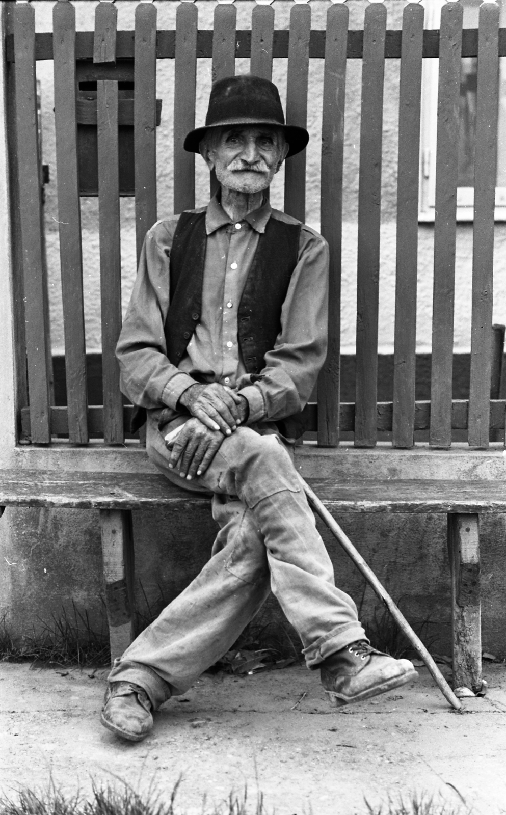 Hungary, 1977, Urbán Tamás, hat, bench, old person, leg over leg, Fortepan #89030