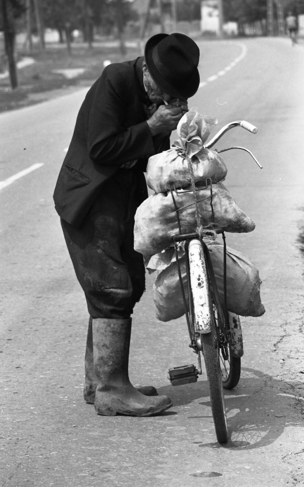 Hungary, 1977, Urbán Tamás, bicycle, cigarette, wellingtons, boots, old person, carrying loads, Fortepan #89033