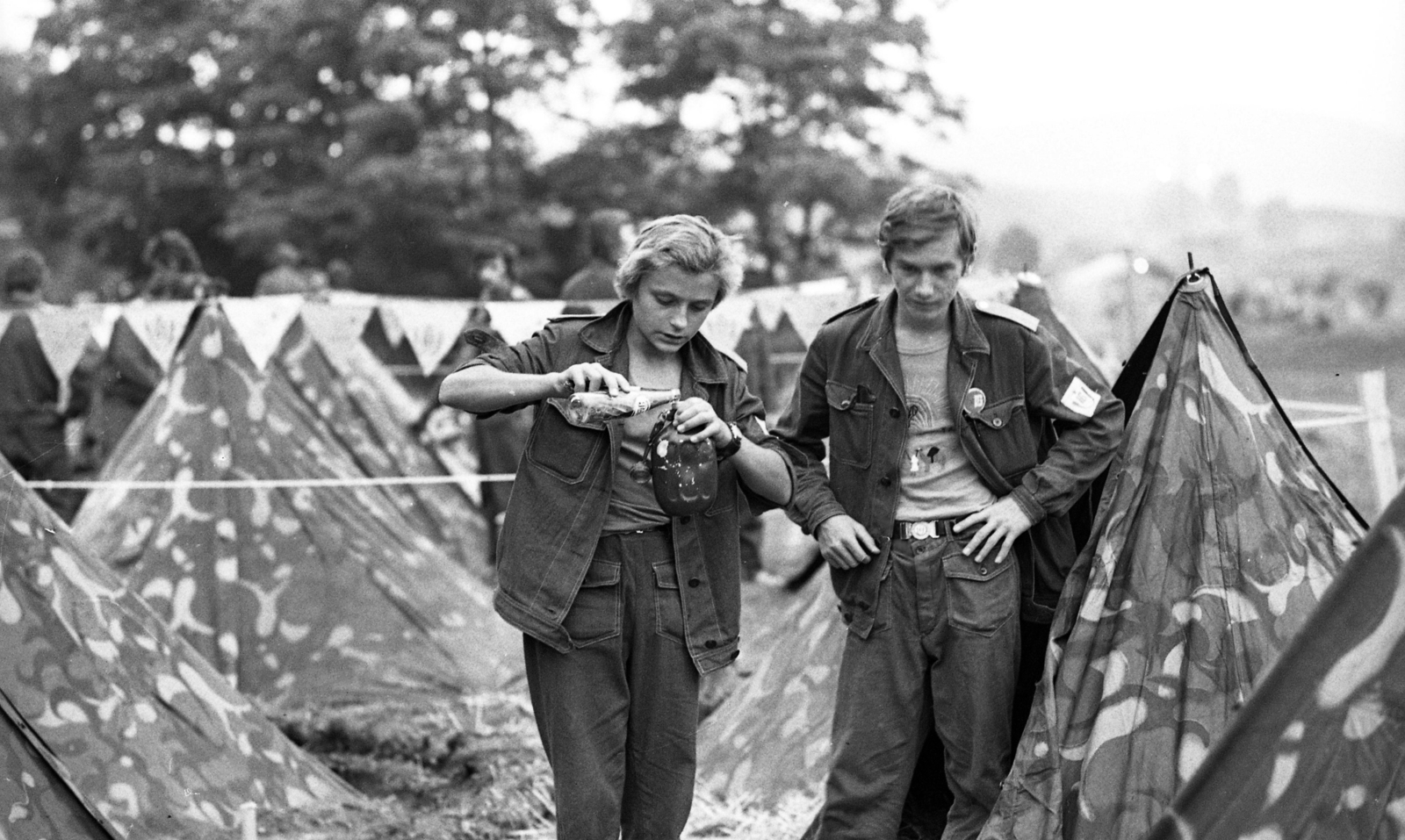 Hungary, Veszprém, VIII. Országos Ifjúgárda Szemle., 1977, Urbán Tamás, uniform, tent, flask, ground cloth, camouflage pattern, young guard, Pepsi-brand, Fortepan #89038