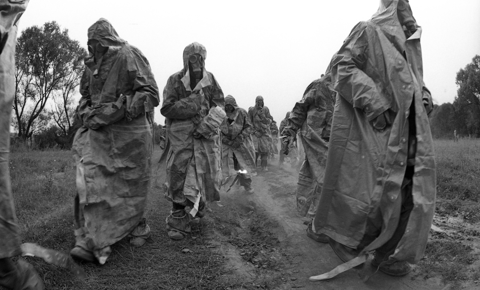 Hungary, Veszprém, VIII. Országos Ifjúgárda Szemle., 1977, Urbán Tamás, gas mask, young guard, chemical protection suit, Fortepan #89045