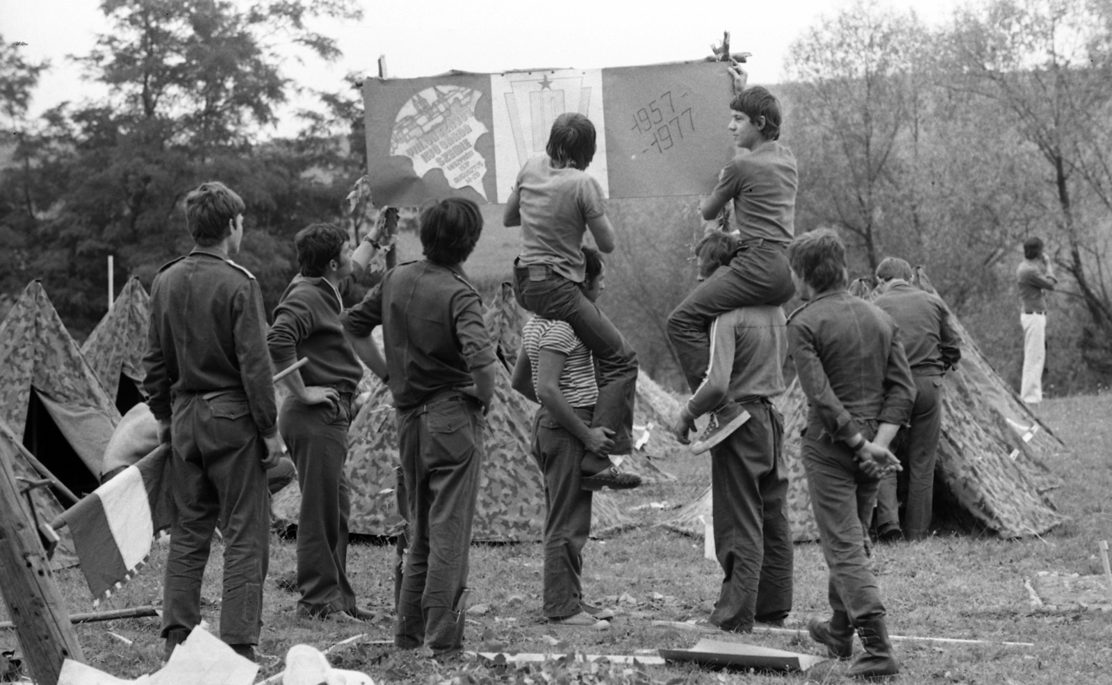 Hungary, Veszprém, VIII. Országos Ifjúgárda Szemle., 1977, Urbán Tamás, uniform, tent, ground cloth, camouflage pattern, Fortepan #89046