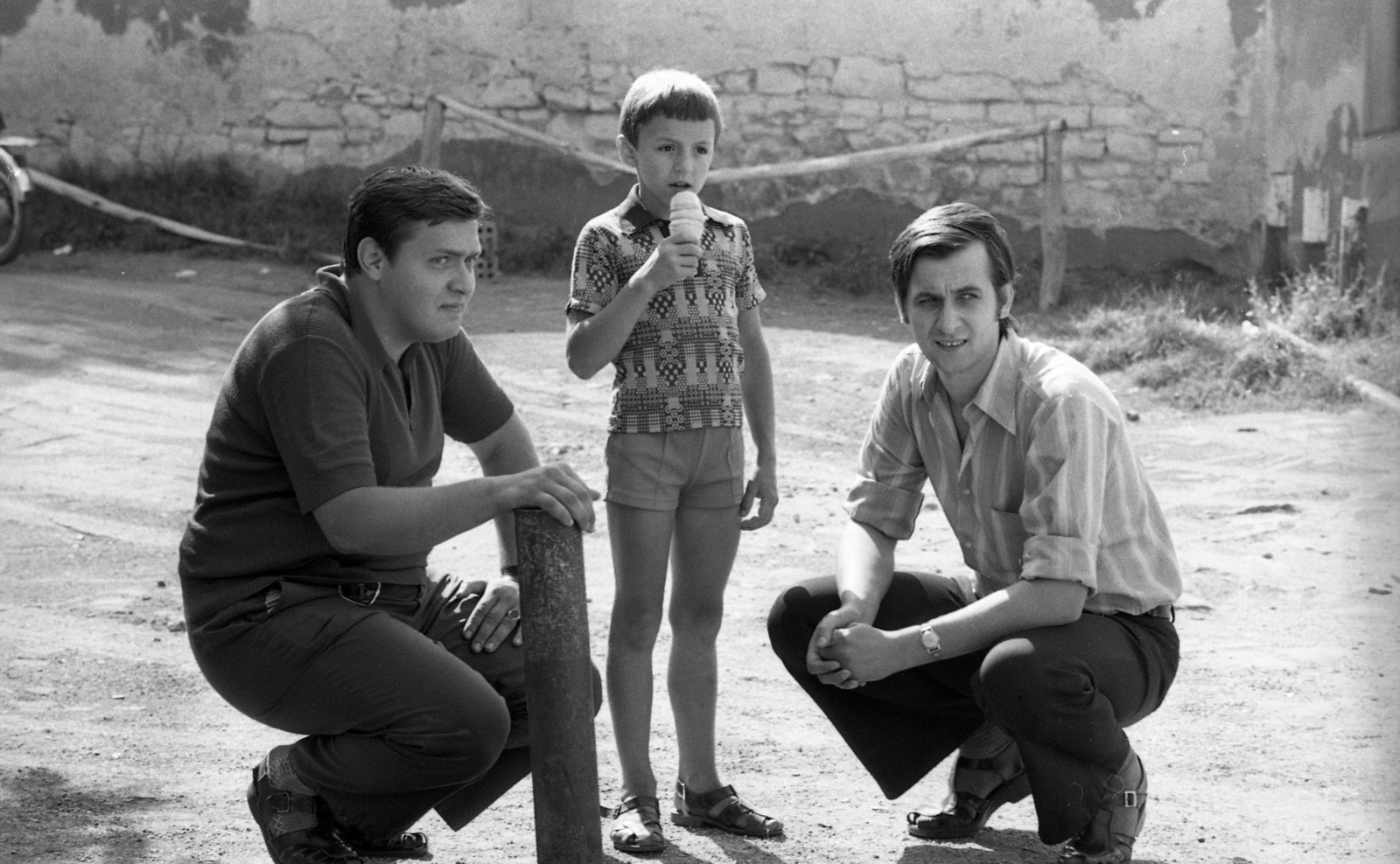 Hungary, Budapest XIII., 1977, Urbán Tamás, ice cream, sandal, Budapest, three people, squatting, Fortepan #89047