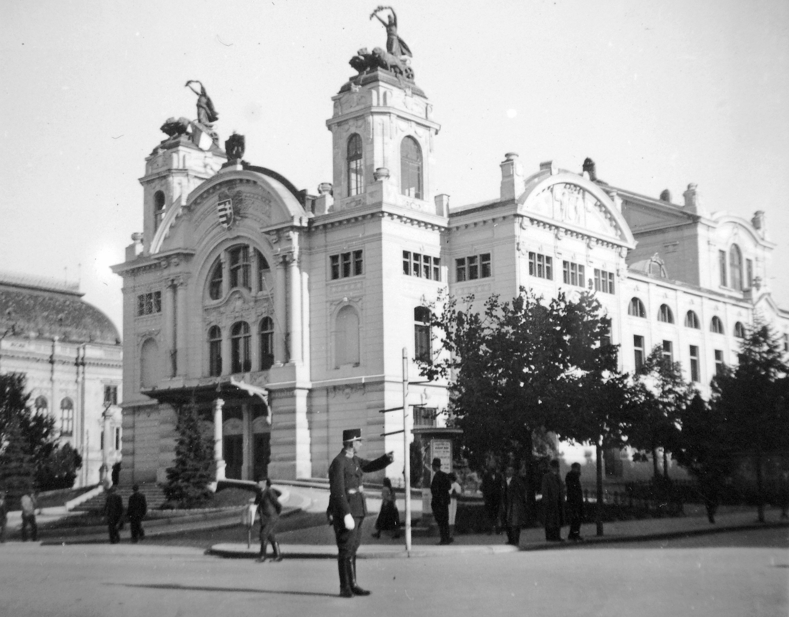 Romania,Transylvania, Cluj-Napoca, Nemzeti Színház., 1941, Fortepan, national theater, theater, Fellner and Helmer-design, eclectic architecture, national emblem, Ferdinand Fellner Jr.-design, Hermann Helmer-design, Fortepan #8906