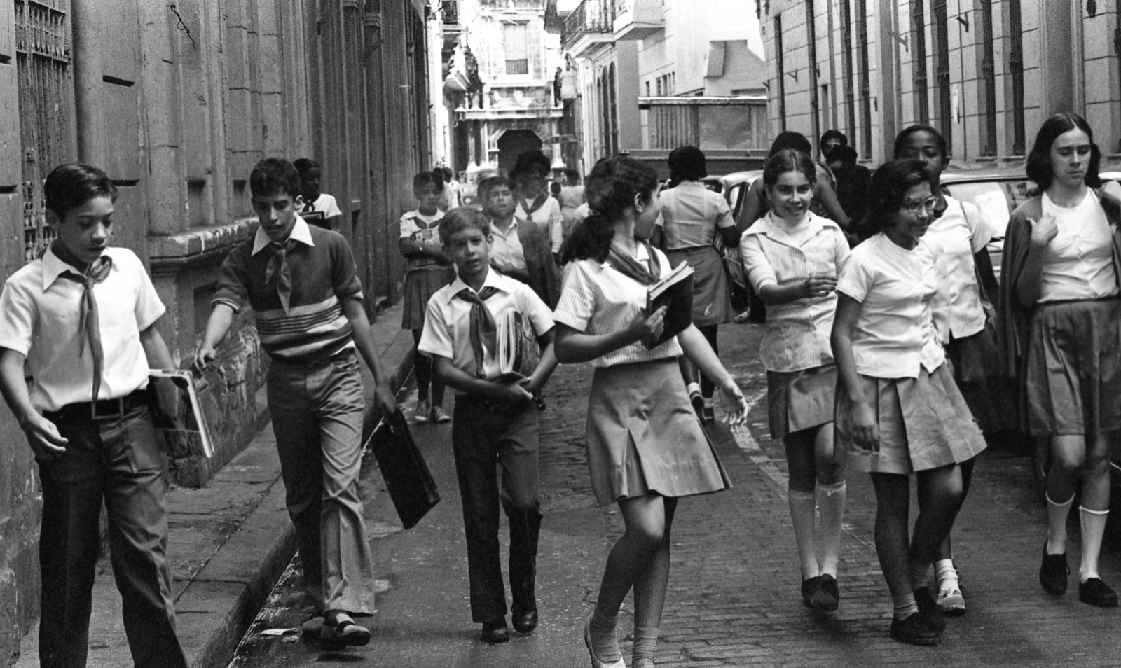 Cuba, Havana, Calle Tejadillo, az utca végén a Szűz Mária Szeplőtelen Fogantatása székesegyház egyik oldalbejárata., 1978, Urbán Tamás, pioneer, student, Fortepan #89065
